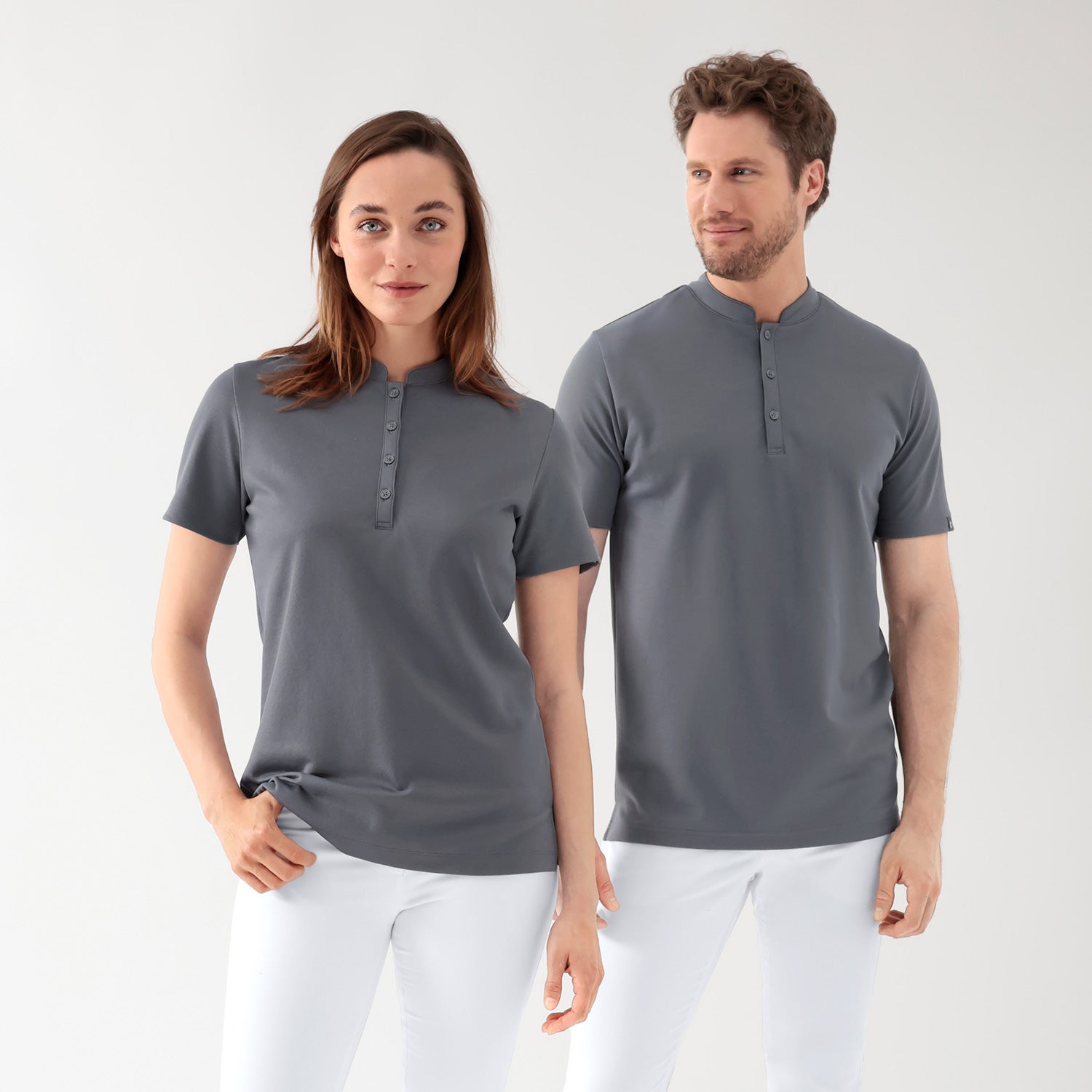 Teamaufnahme, 1 Damen Modell und 1 Herren Modell ausgestattet mit COMFY FLEY Shirts Stehkragen in steingrau