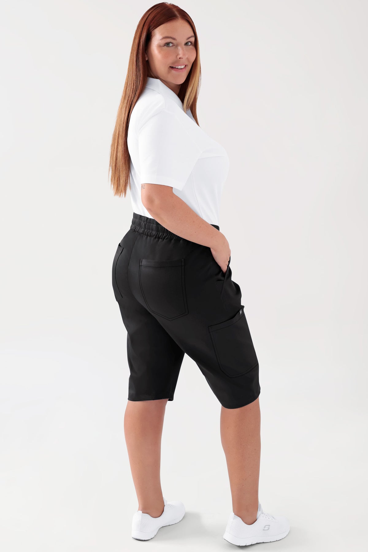 COMFY FLEX Stretch Hose Unisex - Bermuda schwarz, Rückansicht Das Model ist 173 cm groß und trägt Größe L