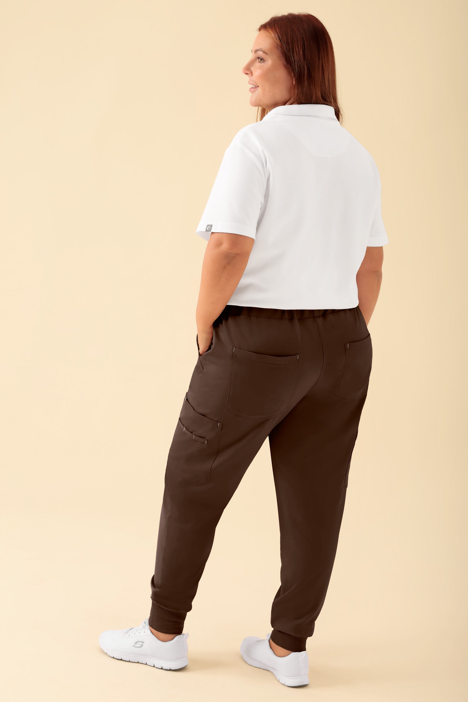KAERE Hose Damen - Saumbündchen mit Beintaschen coffee, Rückansicht Das Model ist 173 cm groß und trägt Größe XL