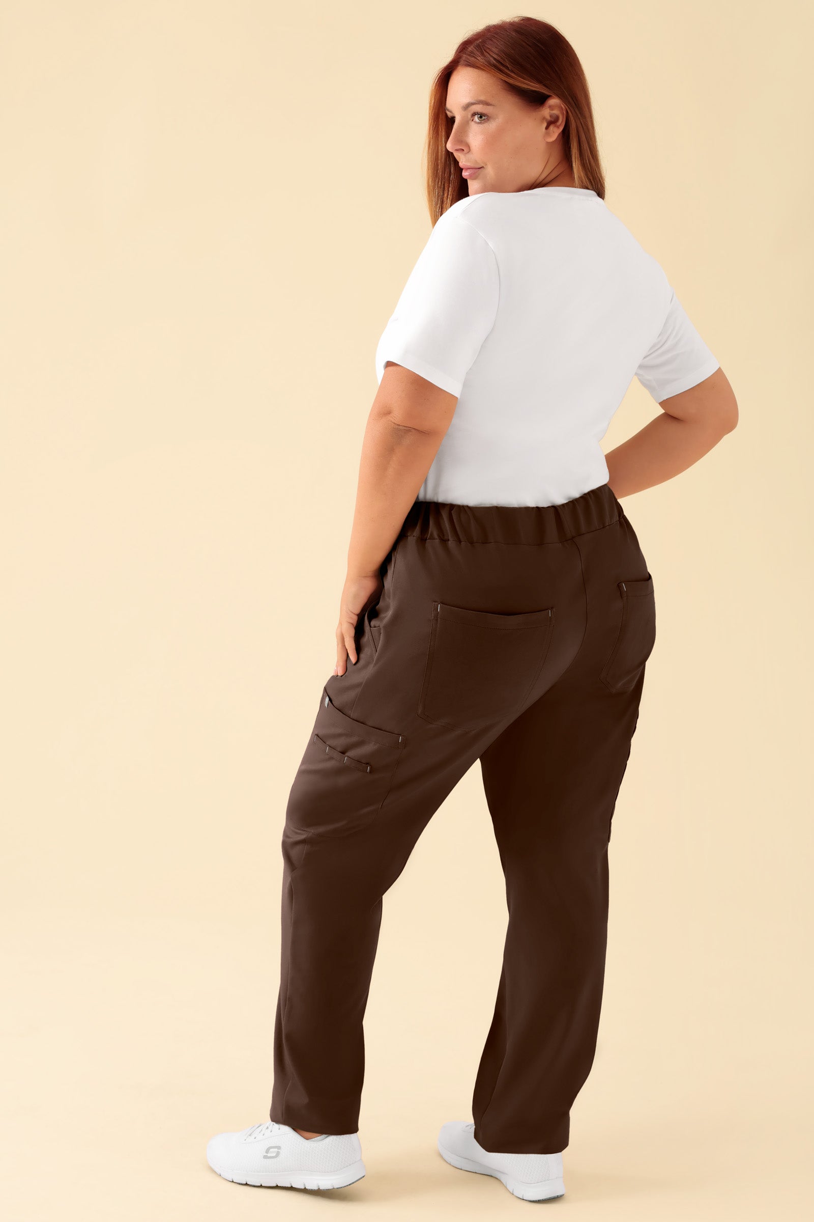 KAERE Hose Damen - gerader Saum mit Beintaschen coffee, Rückansicht Das Model ist 173 cm groß und trägt Größe XL