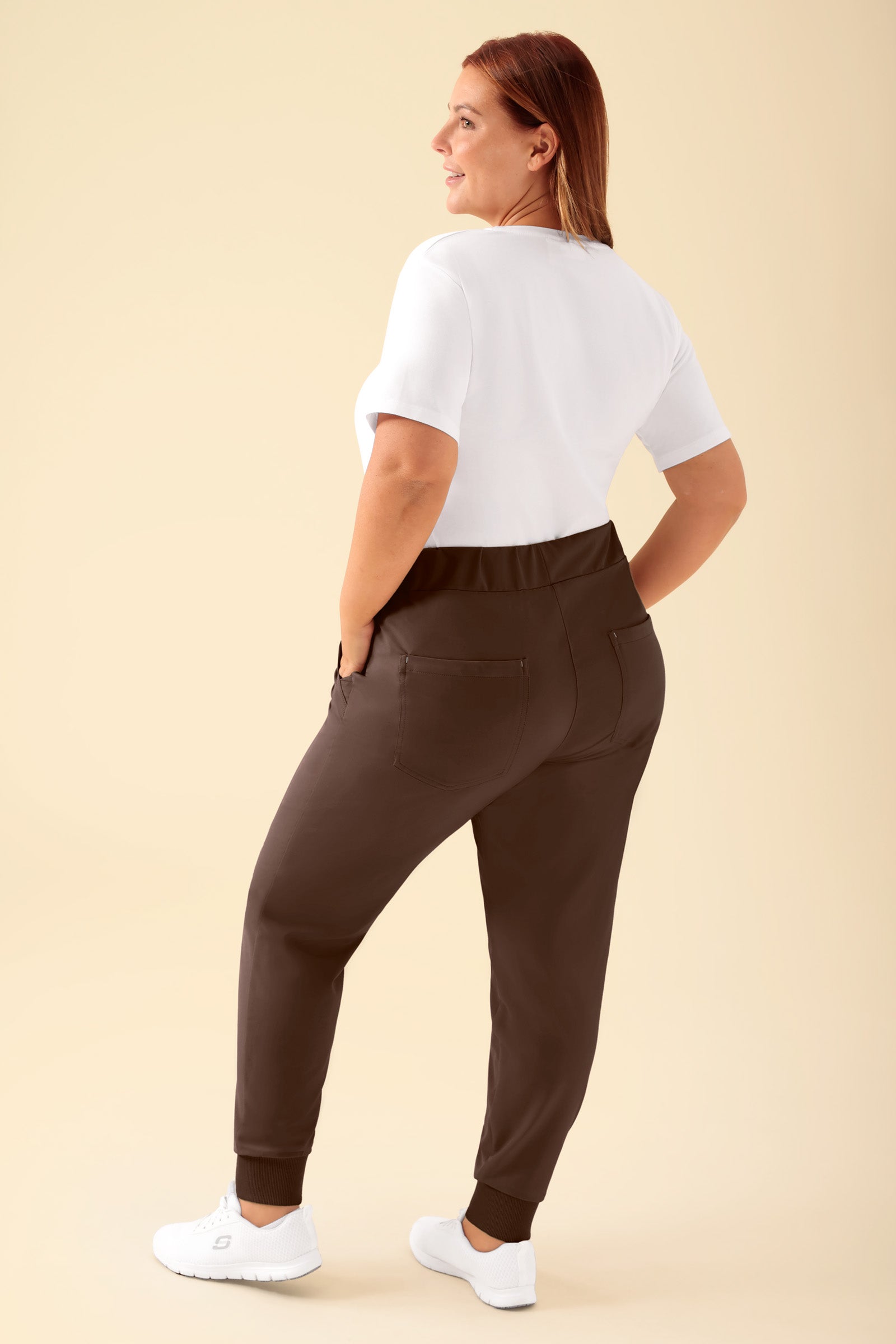 KAERE Hose Damen - Saumbündchen ohne Beintaschen coffee, Rückansicht Das Model ist 173 cm groß und trägt Größe XL