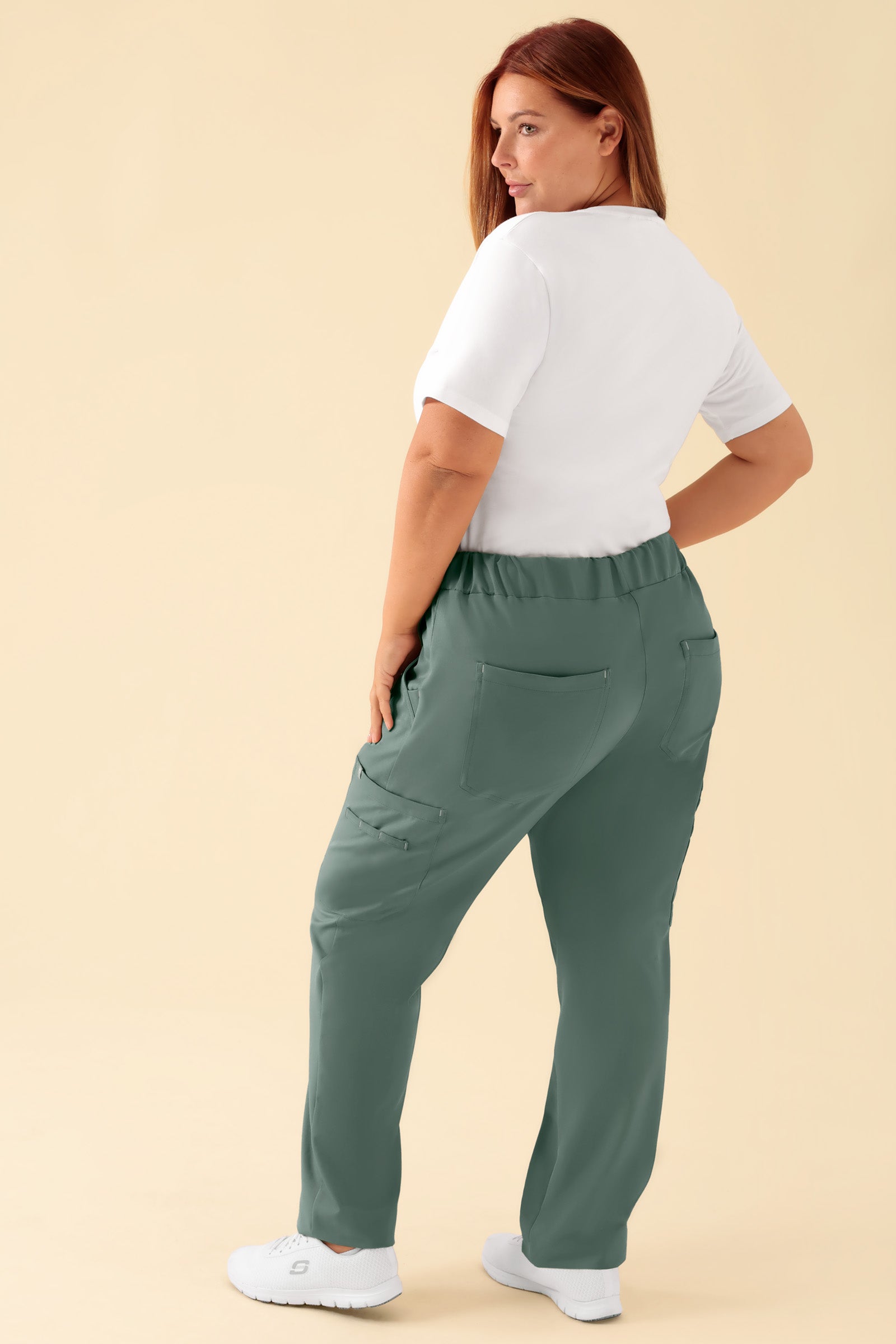 KAERE Hose Damen - gerader Saum mit Beintaschen dunkelgrün, Rückansicht Das Model ist 173 cm groß und trägt Größe XL