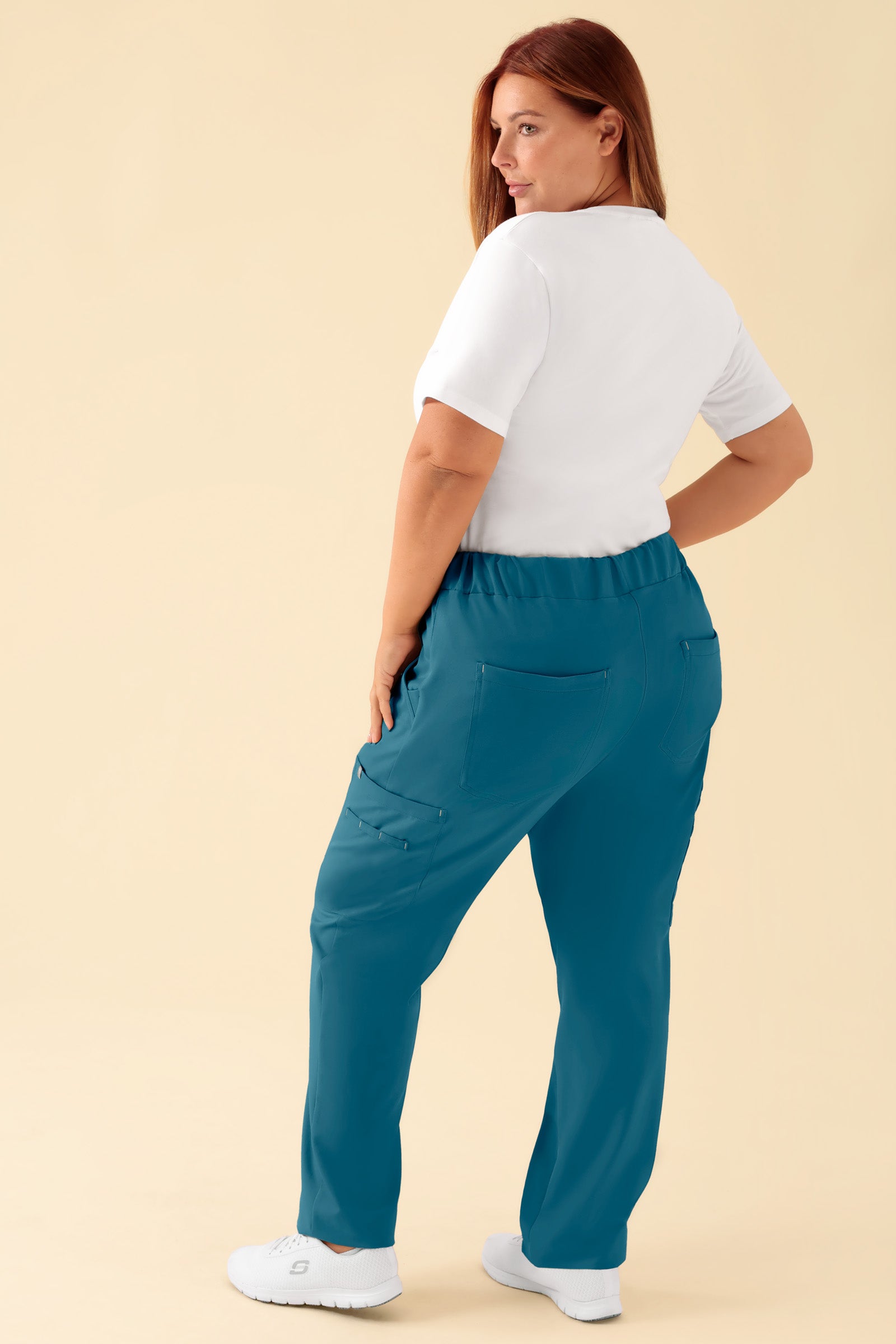 KAERE Hose Damen - gerader Saum mit Beintaschen petrol, Rückansicht Das Model ist 173 cm groß und trägt Größe XL