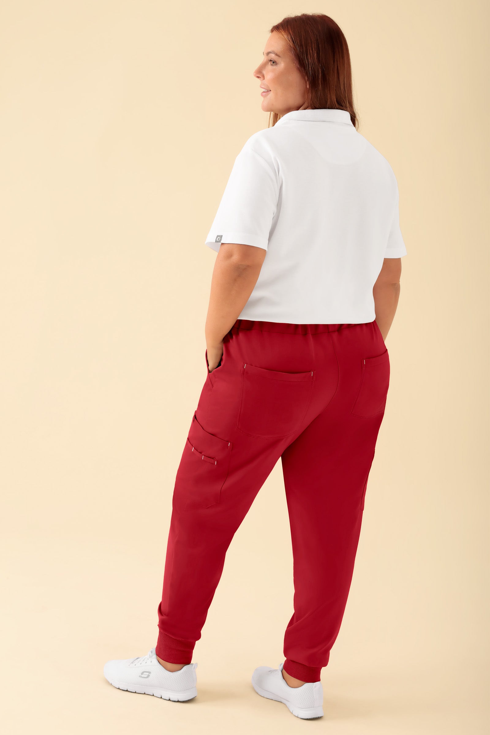 KAERE Hose Damen - Saumbündchen mit Beintaschen rot, Rückansicht Das Model ist 173 cm groß und trägt Größe XL