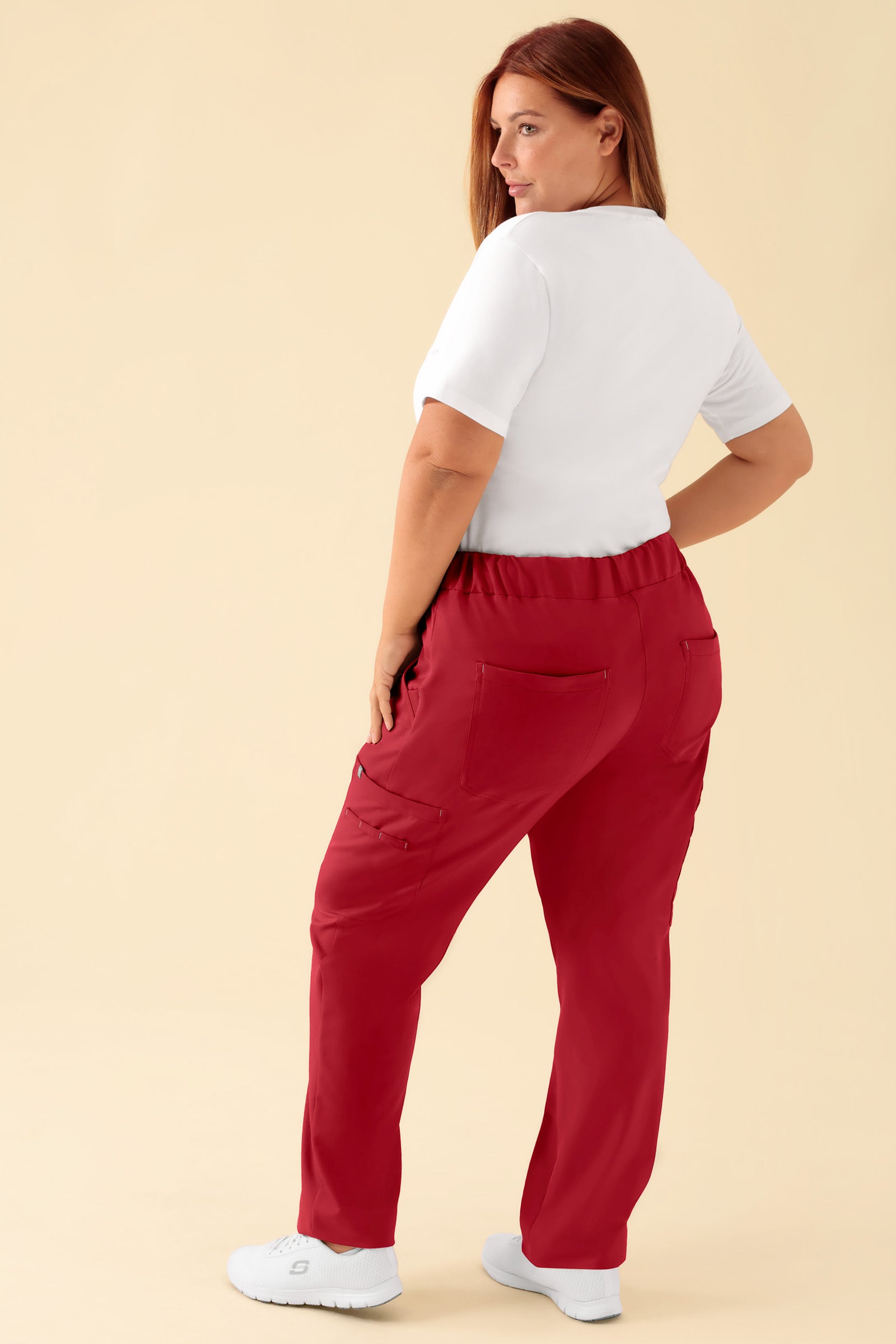 KAERE Hose Damen - gerader Saum mit Beintaschen rot, Rückansicht Das Model ist 173 cm groß und trägt Größe XL