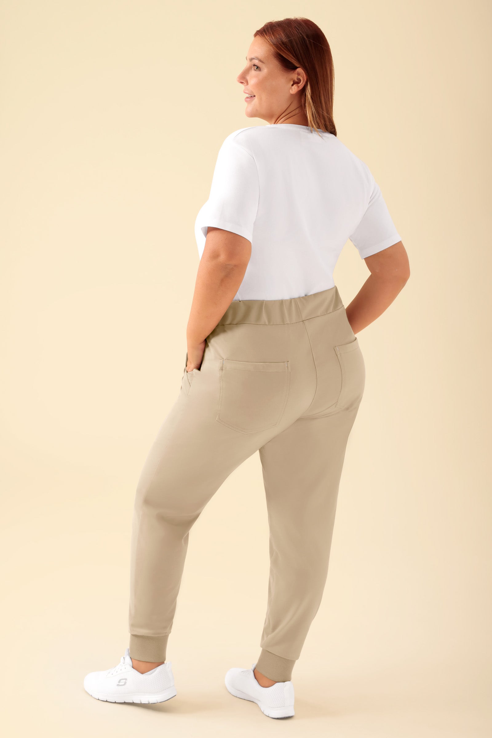 KAERE Hose Damen - Saumbündchen ohne Beintaschen sand, Rückansicht Das Model ist 173 cm groß und trägt Größe XL