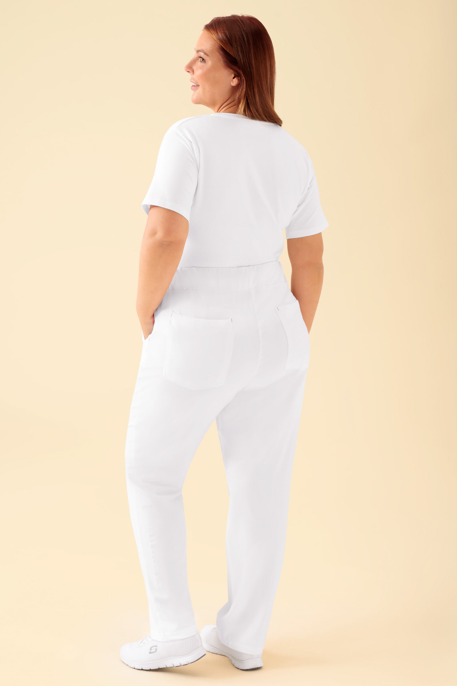 KAERE Hose Damen - gerader Saum ohne Beintaschen weiß, Rückansicht Das Model ist 173 cm groß und trägt Größe XL