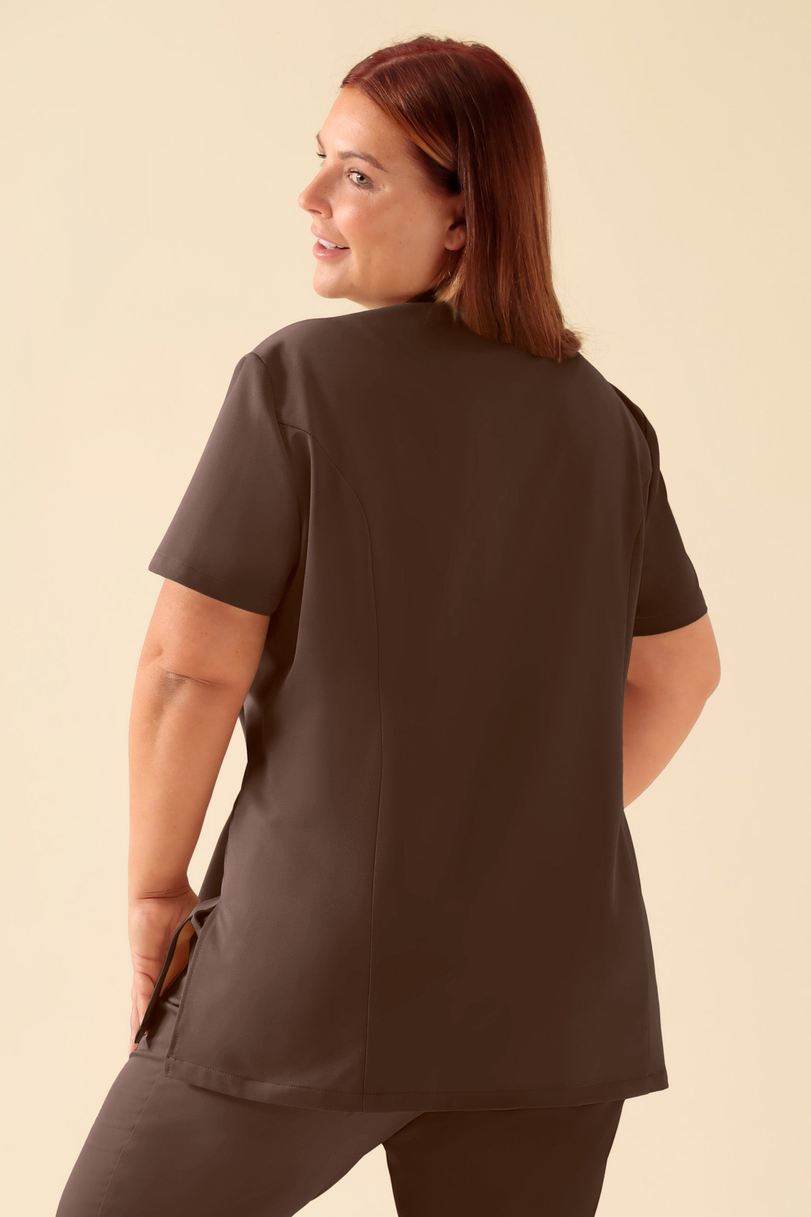 KAERE Kasack Damen - asymmetrische Knopfleiste coffee, Rückansicht Das Model ist 173 cm groß und trägt Größe XL