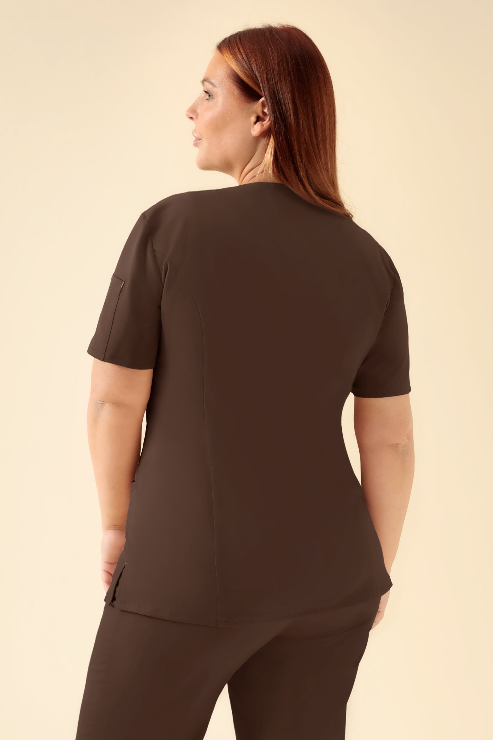 KAERE Kasack Damen - durchgeknöpft coffee, Rückansicht Das Model ist 173 cm groß und trägt Größe XL