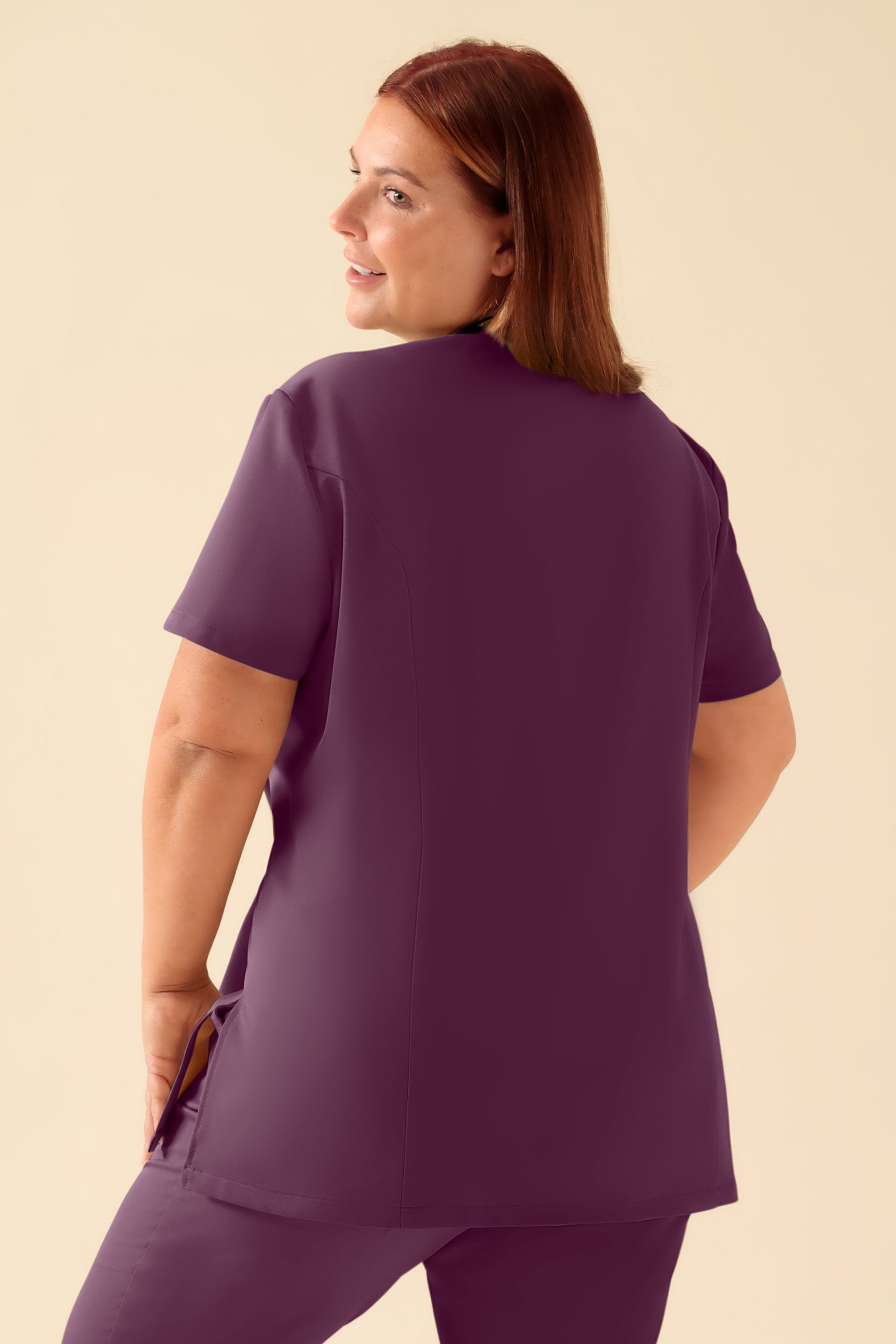 KAERE Kasack Damen - asymmetrische Knopfleiste pflaume, Rückansicht Das Model ist 173 cm groß und trägt Größe XL