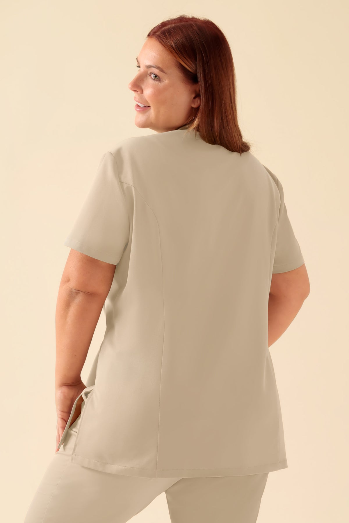 KAERE Kasack Damen - asymmetrische Knopfleiste sand, Rückansicht Das Model ist 173 cm groß und trägt Größe XL