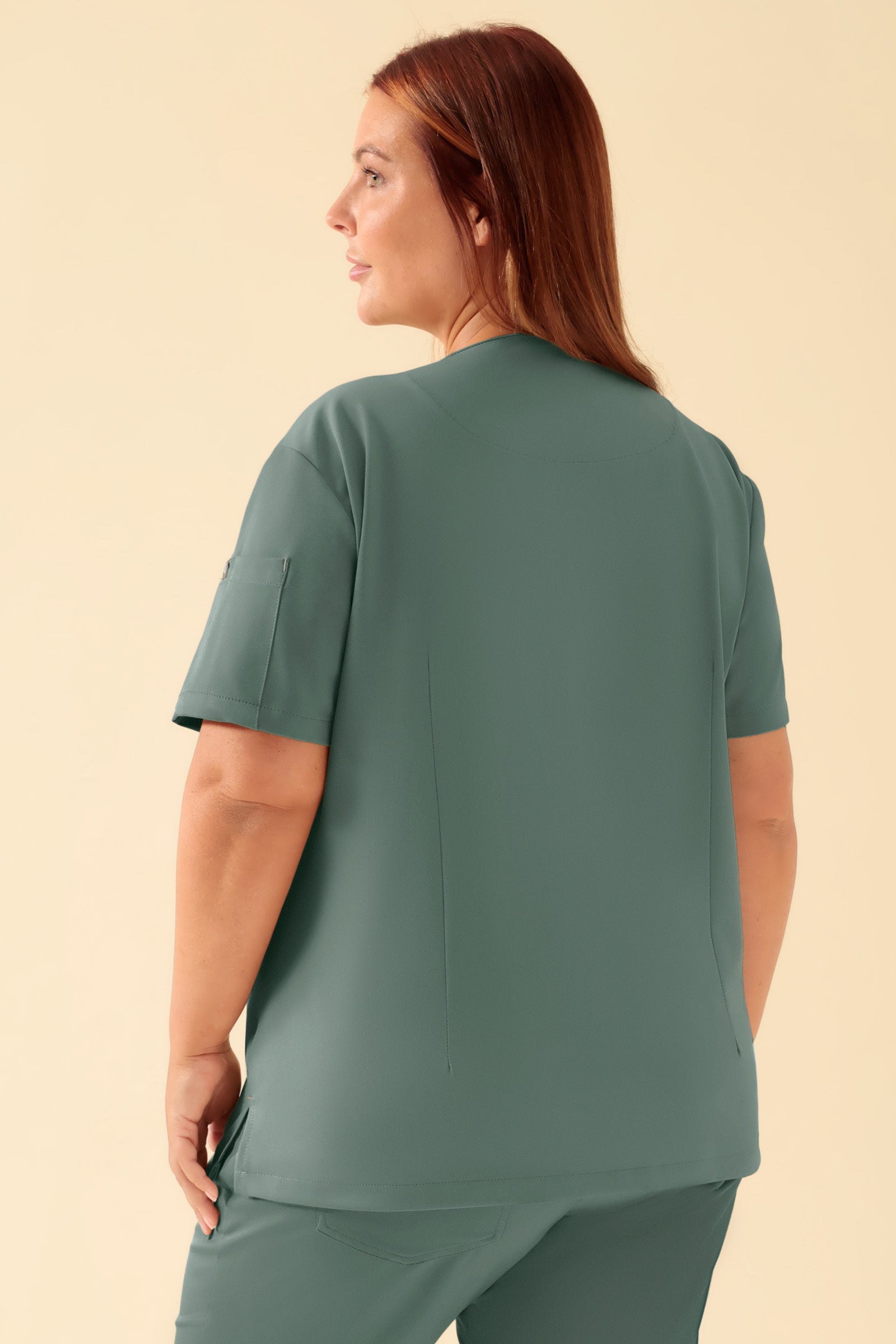 KAERE Schlupfkasack Damen - V-Ausschnitt dunkelgrün, Rückansicht Das Model ist 173 cm groß und trägt Größe XL