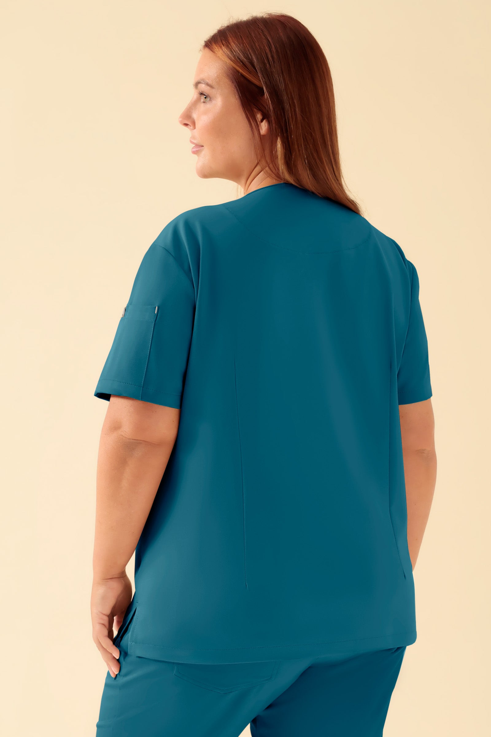 KAERE Schlupfkasack Damen - V-Ausschnitt petrol, Rückansicht Das Model ist 173 cm groß und trägt Größe XL