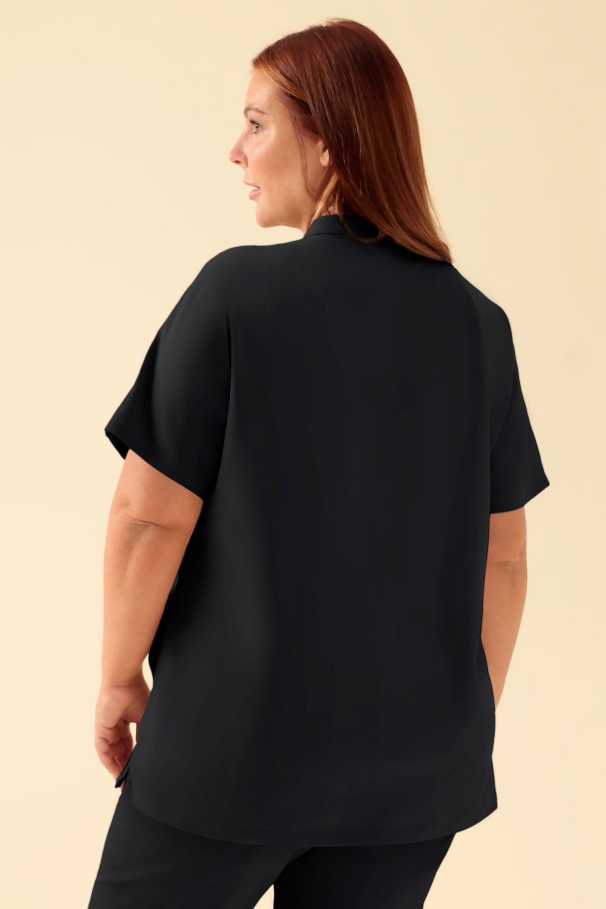 KAERE Schlupfkasack Damen - Stehkragen schwarz, Rückansicht Das Model ist 173 cm groß und trägt Größe XL