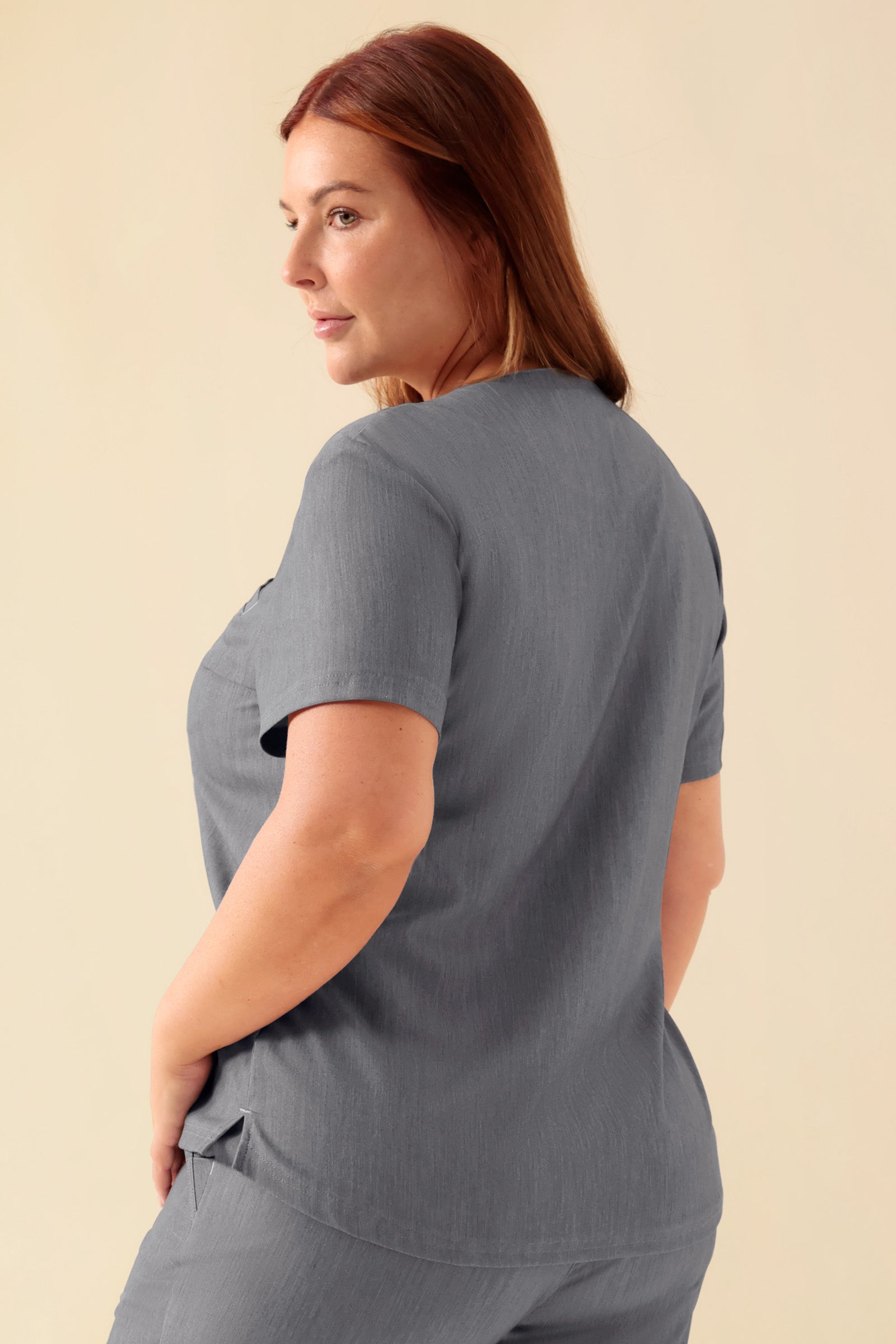 KAERE Shirt Damen - Rundhalsausschnitt grau melange, Rückansicht Das Model ist 173 cm groß und trägt Größe XL