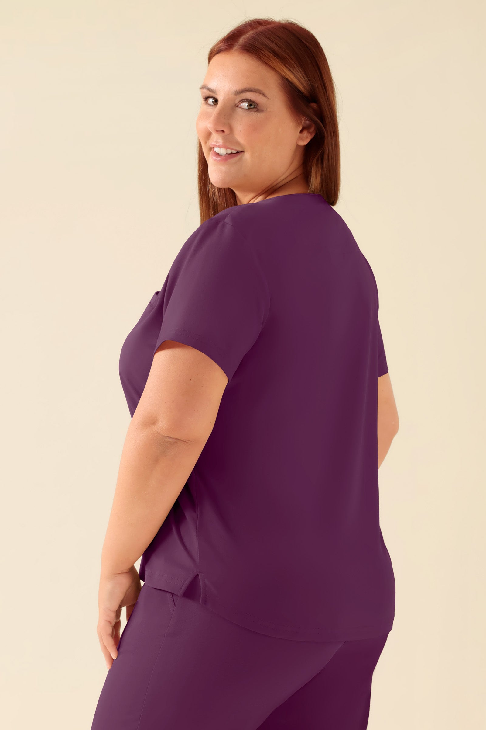 KAERE Shirt Damen - Rundhalsausschnitt pflaume, Rückansicht Das Model ist 173 cm groß und trägt Größe XL