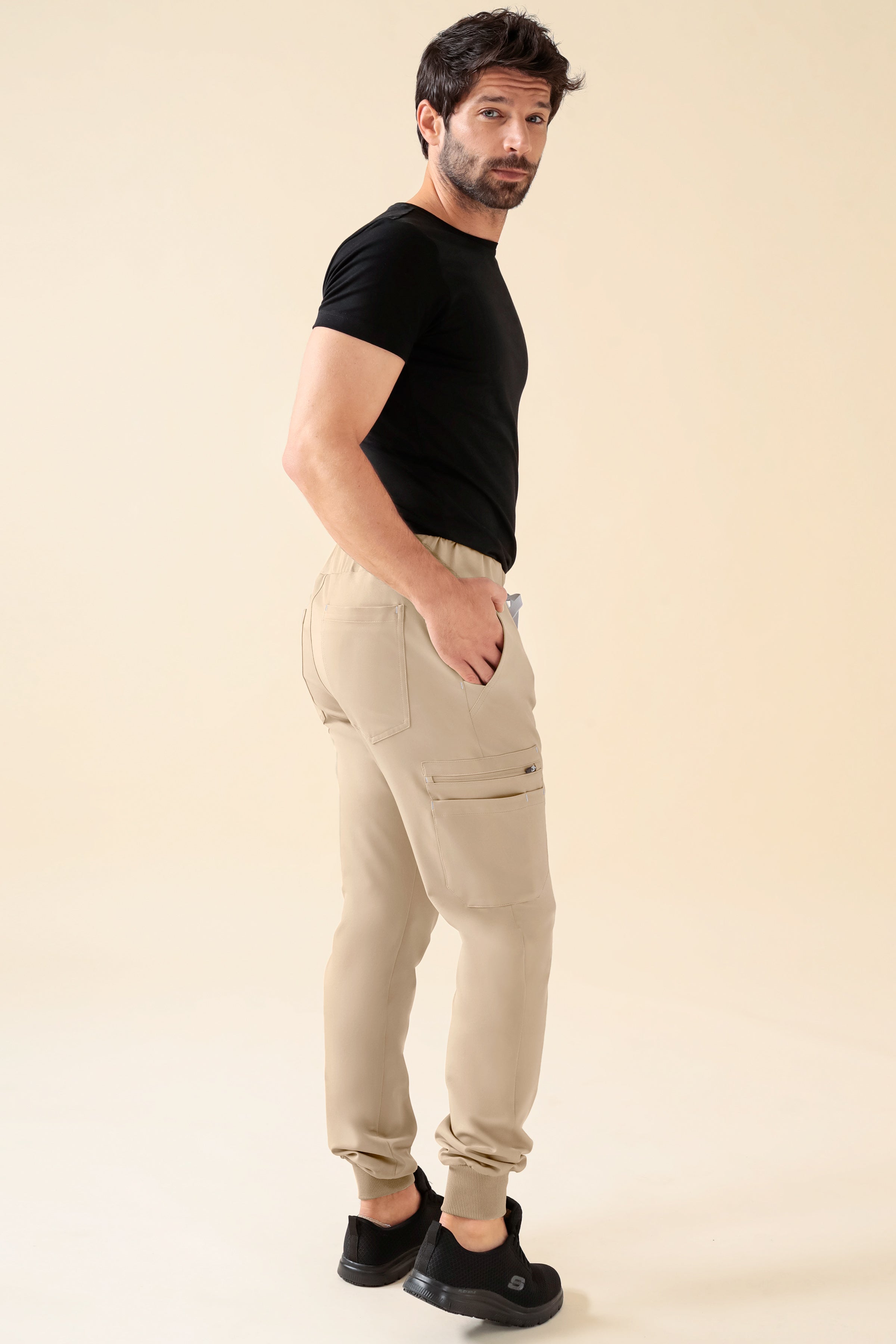 KAERE Hose Herren - Saumbündchen Kurzgr. mit Beintaschen sand, Rückansicht