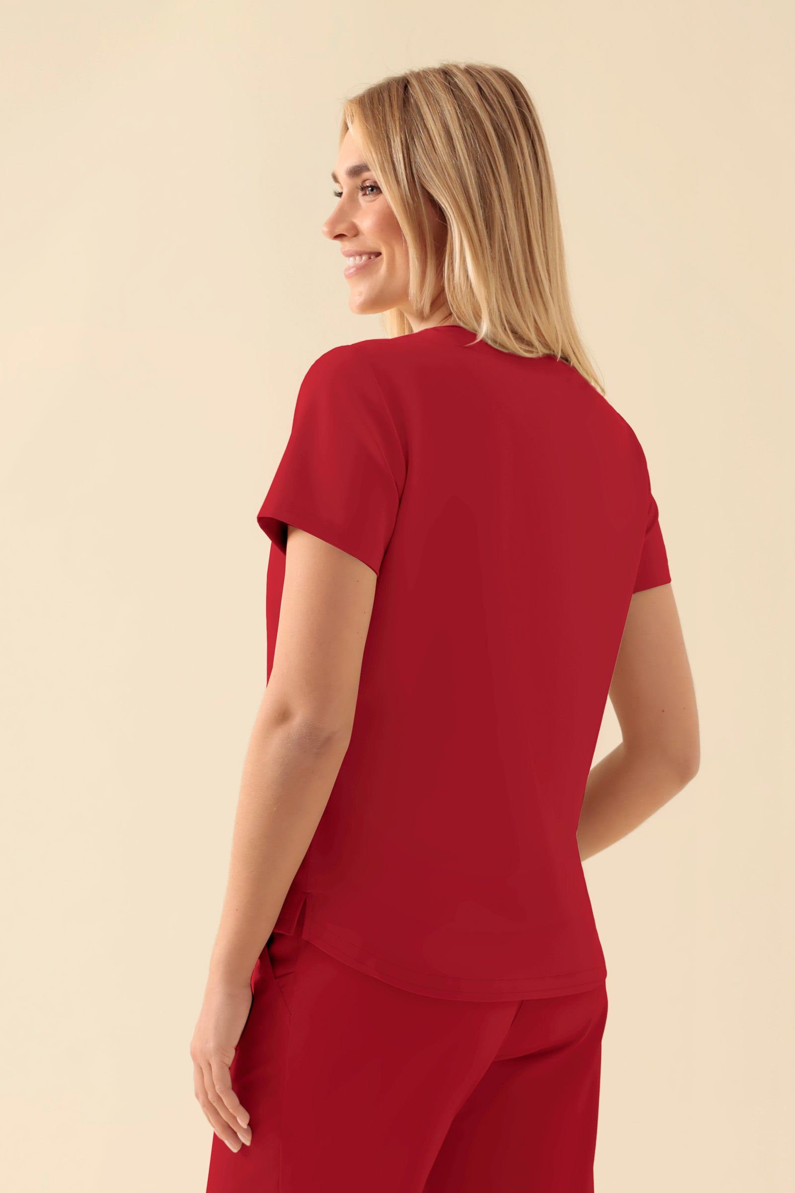 KAERE Shirt Damen - Rundhalsausschnitt rot, Rückansicht Das Model ist 177 cm groß und trägt Größe S