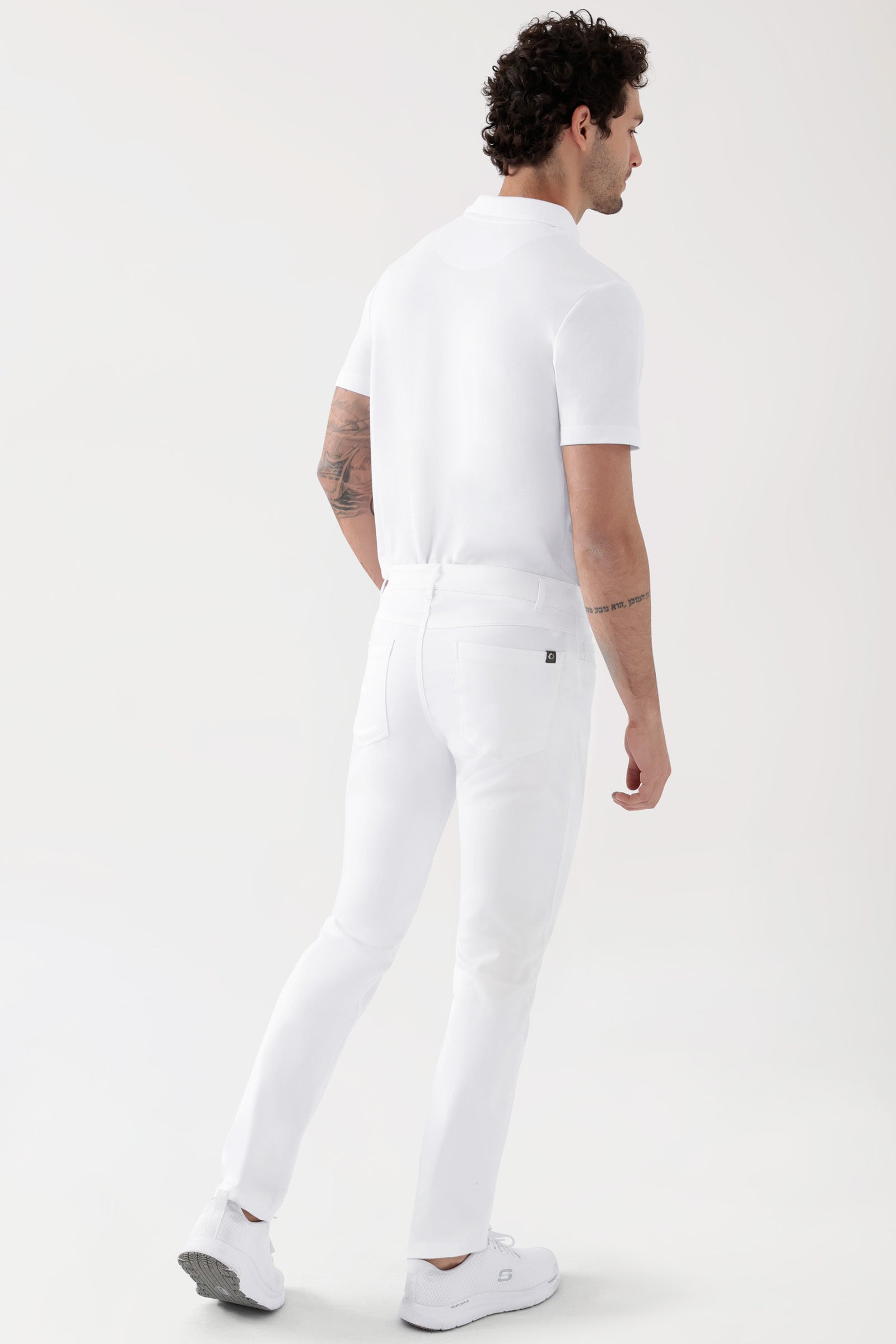 COMFY FLEX 5-Pocket Hose Herren - schlankes Bein weiß, Rückansicht Das Model ist 188 cm groß und trägt Größe 48