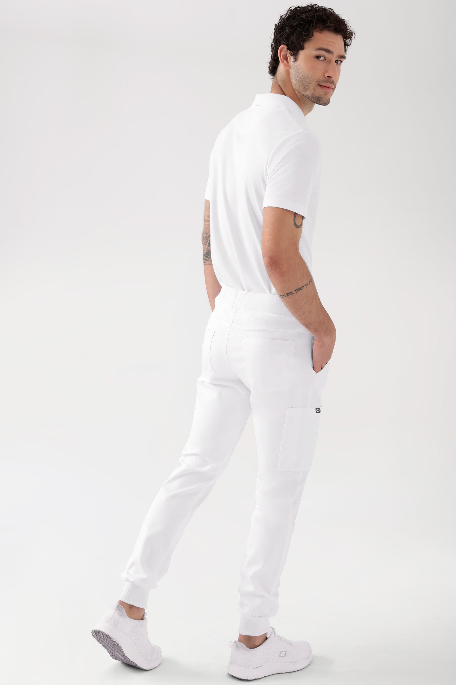COMFY FLEX Hose Herren - Jogpants weiß, Rückansicht Das Model ist 188 cm groß und trägt Größe M