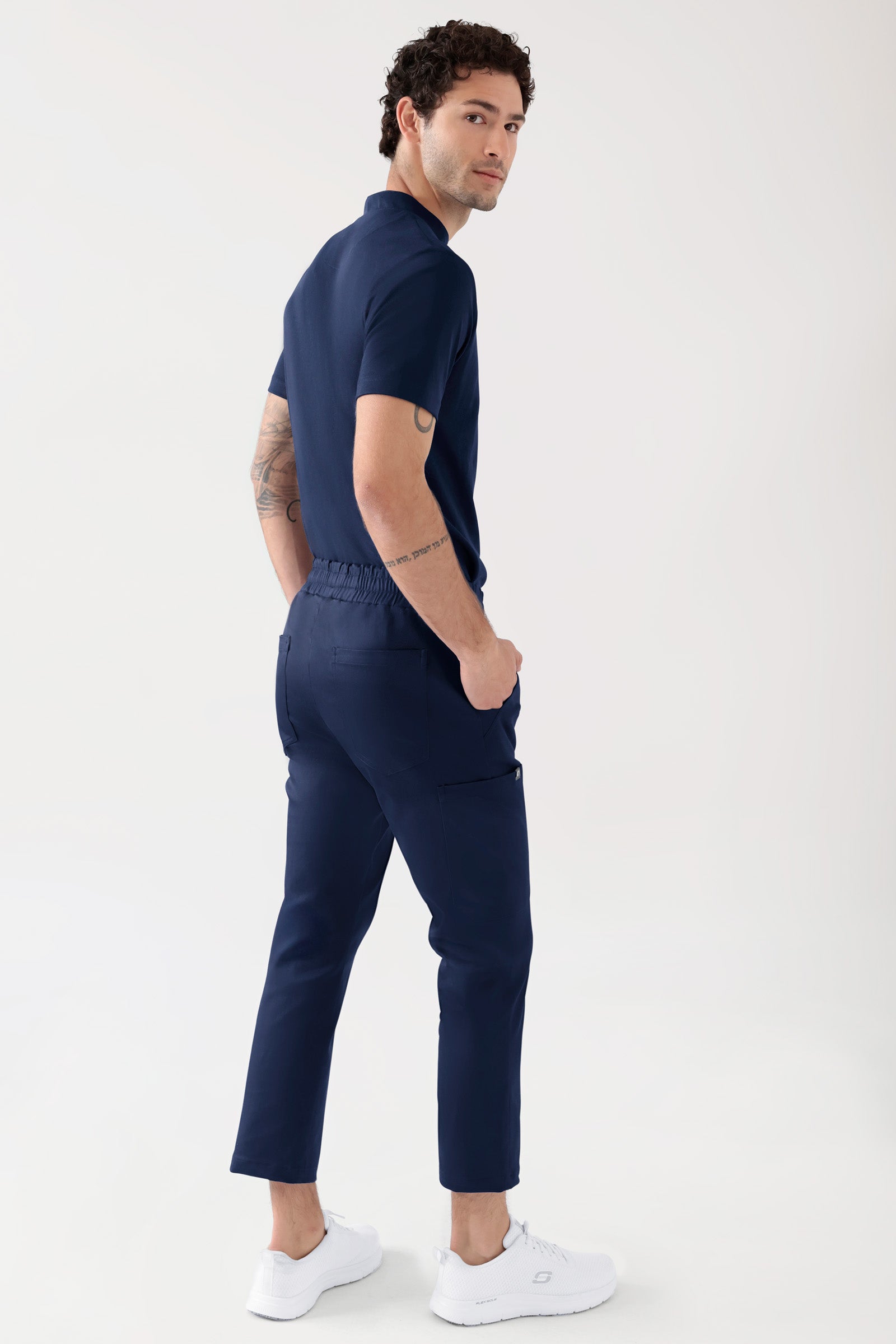 COMFY FLEX Stretch Hose Unisex - 7/8 Länge navy, Rückansicht Das Model ist 188 cm groß und trägt Größe M
