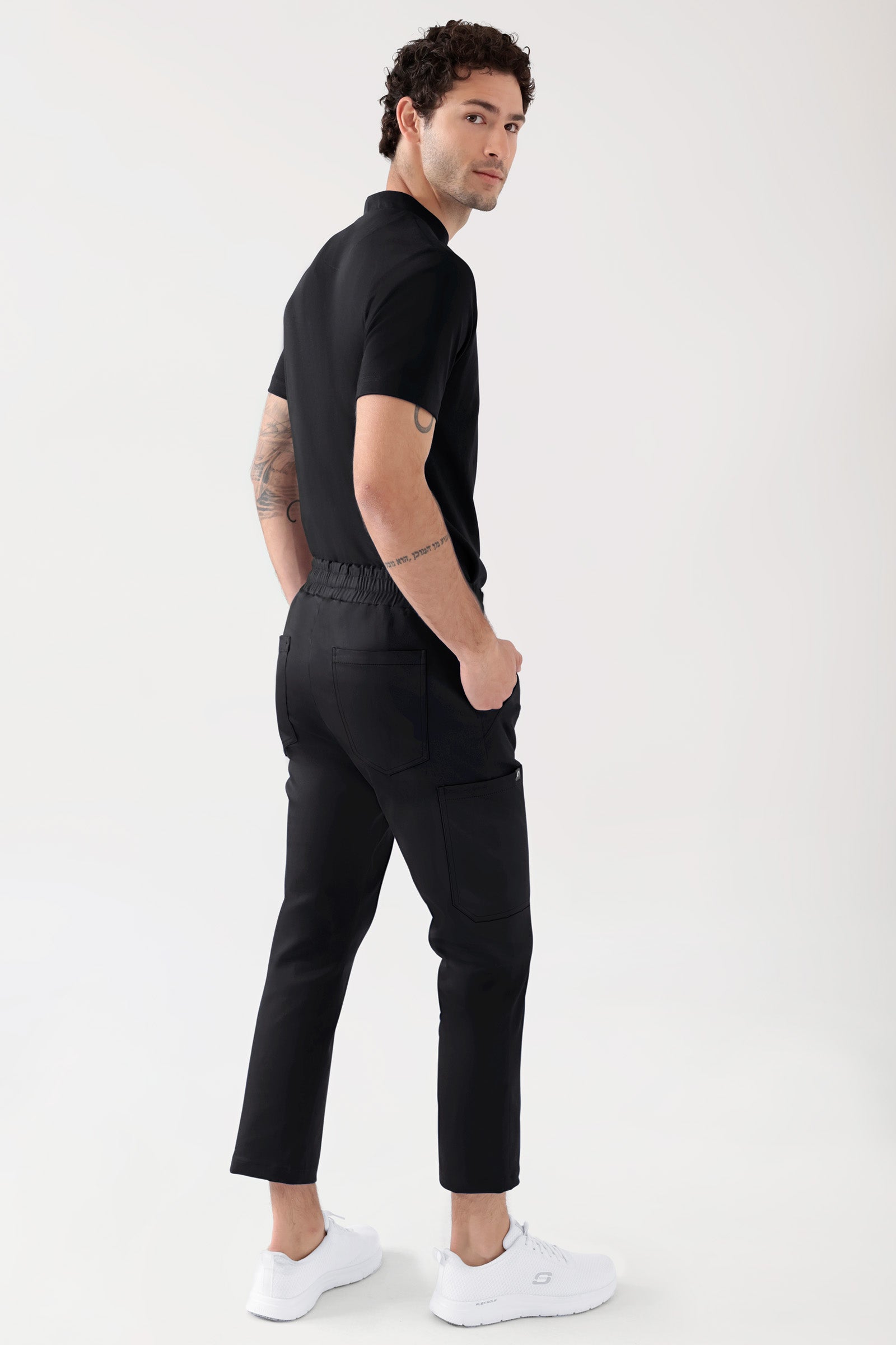 COMFY FLEX Stretch Hose Unisex - 7/8 Länge schwarz, Rückansicht Das Model ist 188 cm groß und trägt Größe M