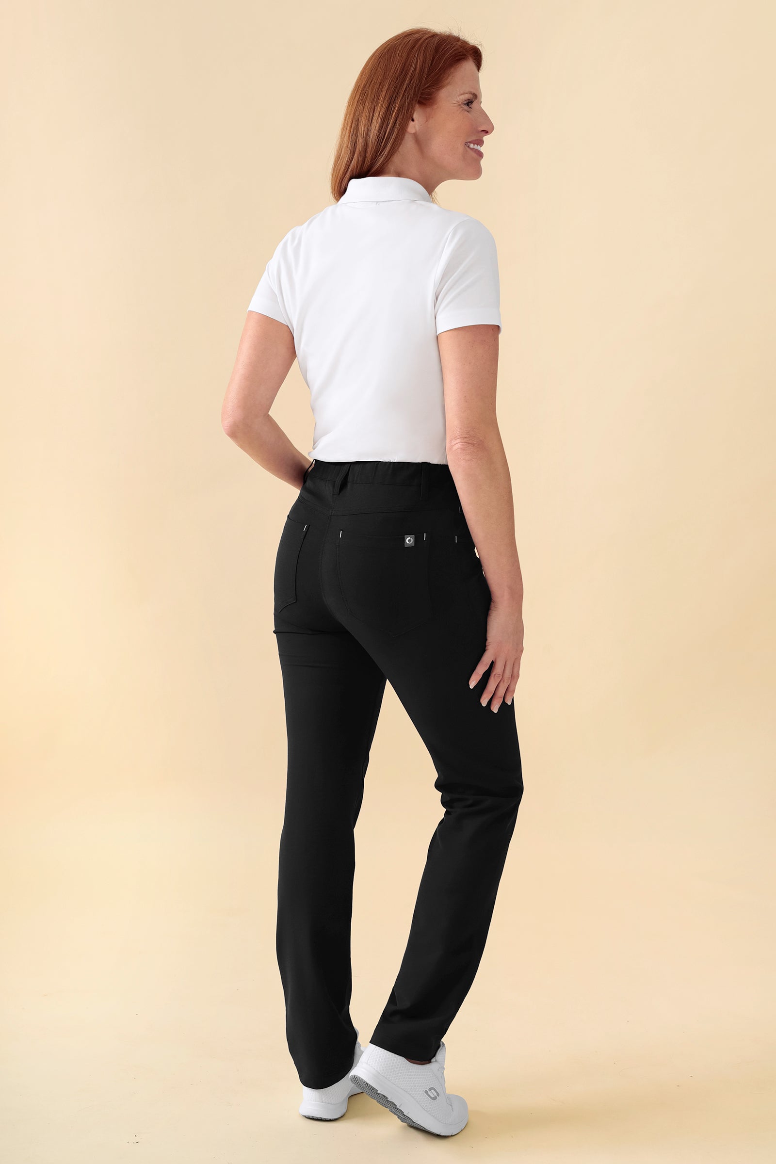 KAERE Hose Damen - 5-Pocket schwarz, Rückansicht Das Model ist 175 cm groß und trägt Größe S