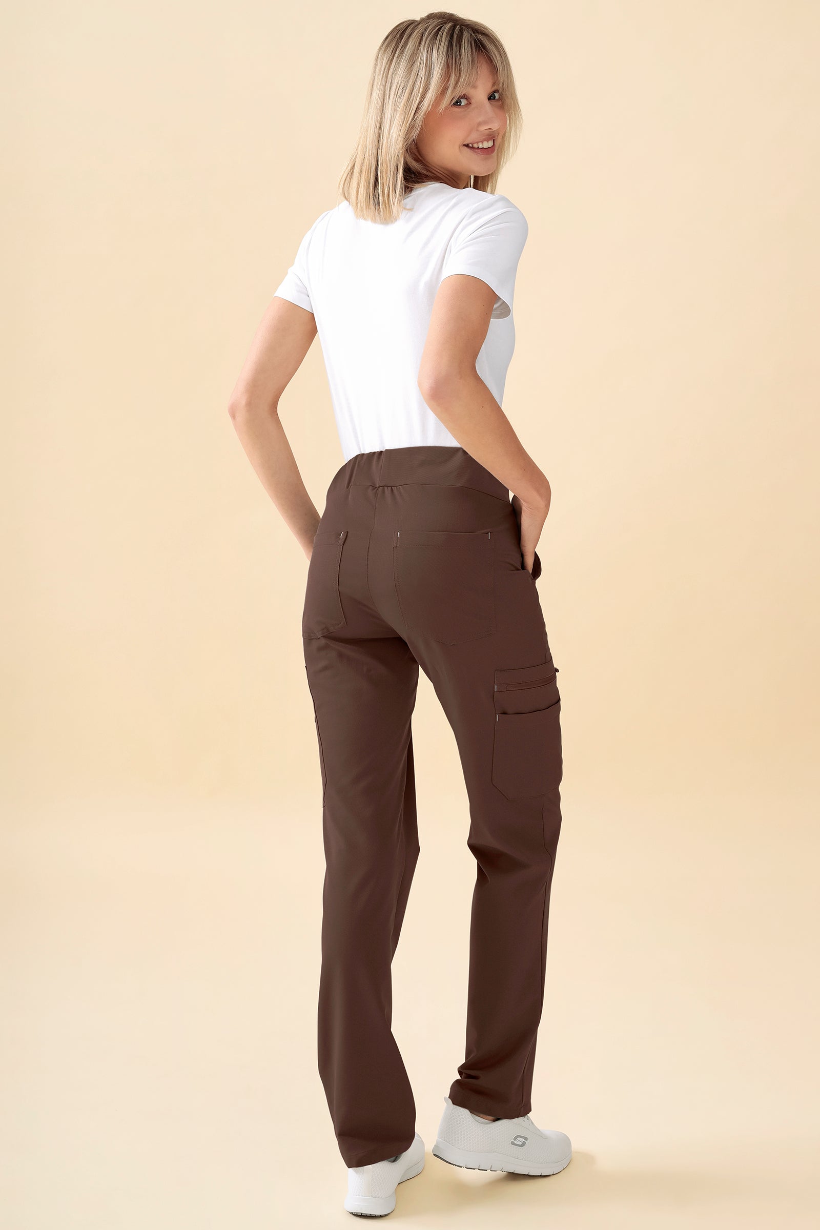 KAERE Hose Damen - gerader Saum mit Beintaschen coffee, Rückansicht Das Model ist 176 cm groß und trägt Größe S