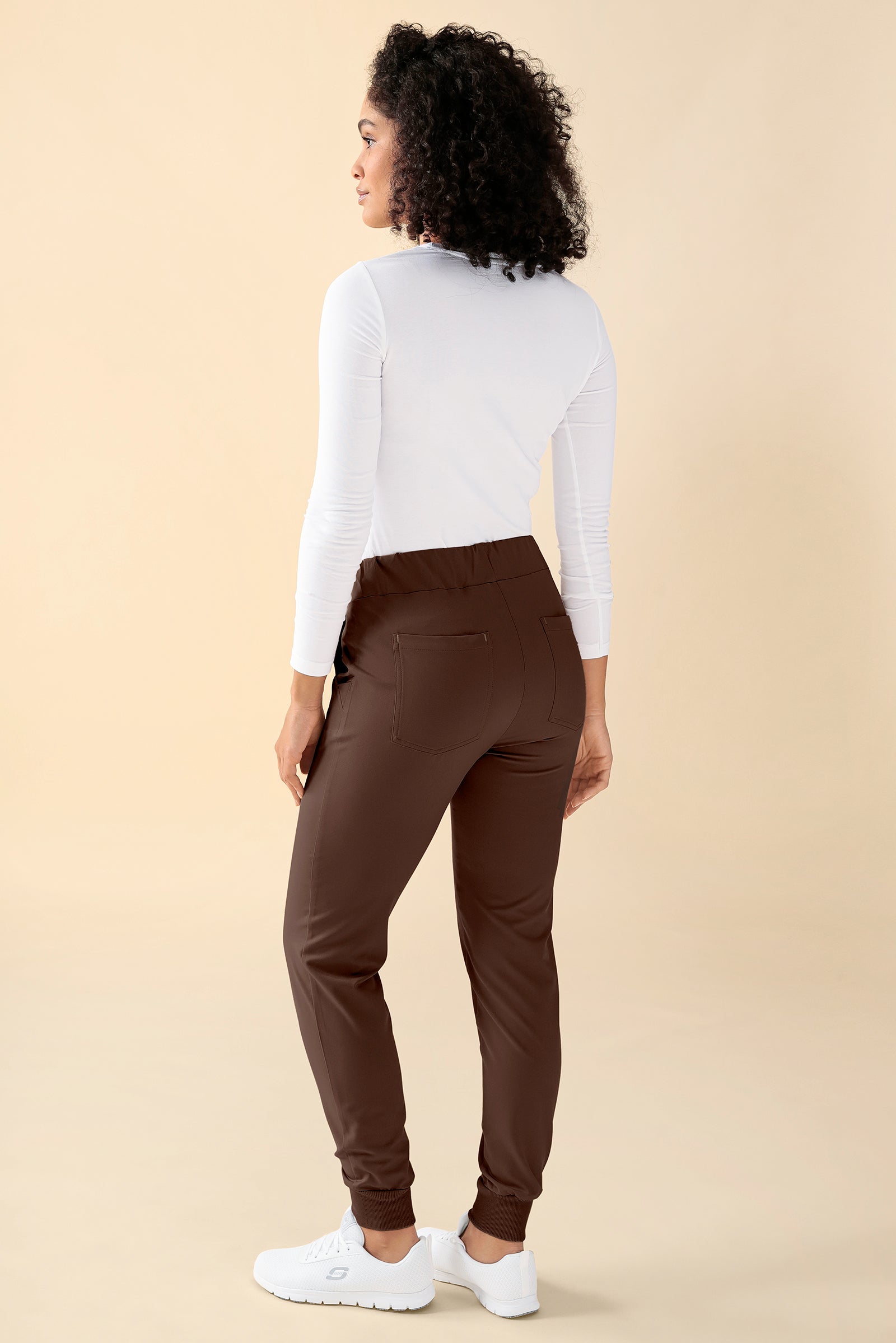 KAERE Hose Damen - Saumbündchen ohne Beintaschen coffee, Rückansicht Das Model ist 176 cm groß und trägt Größe S