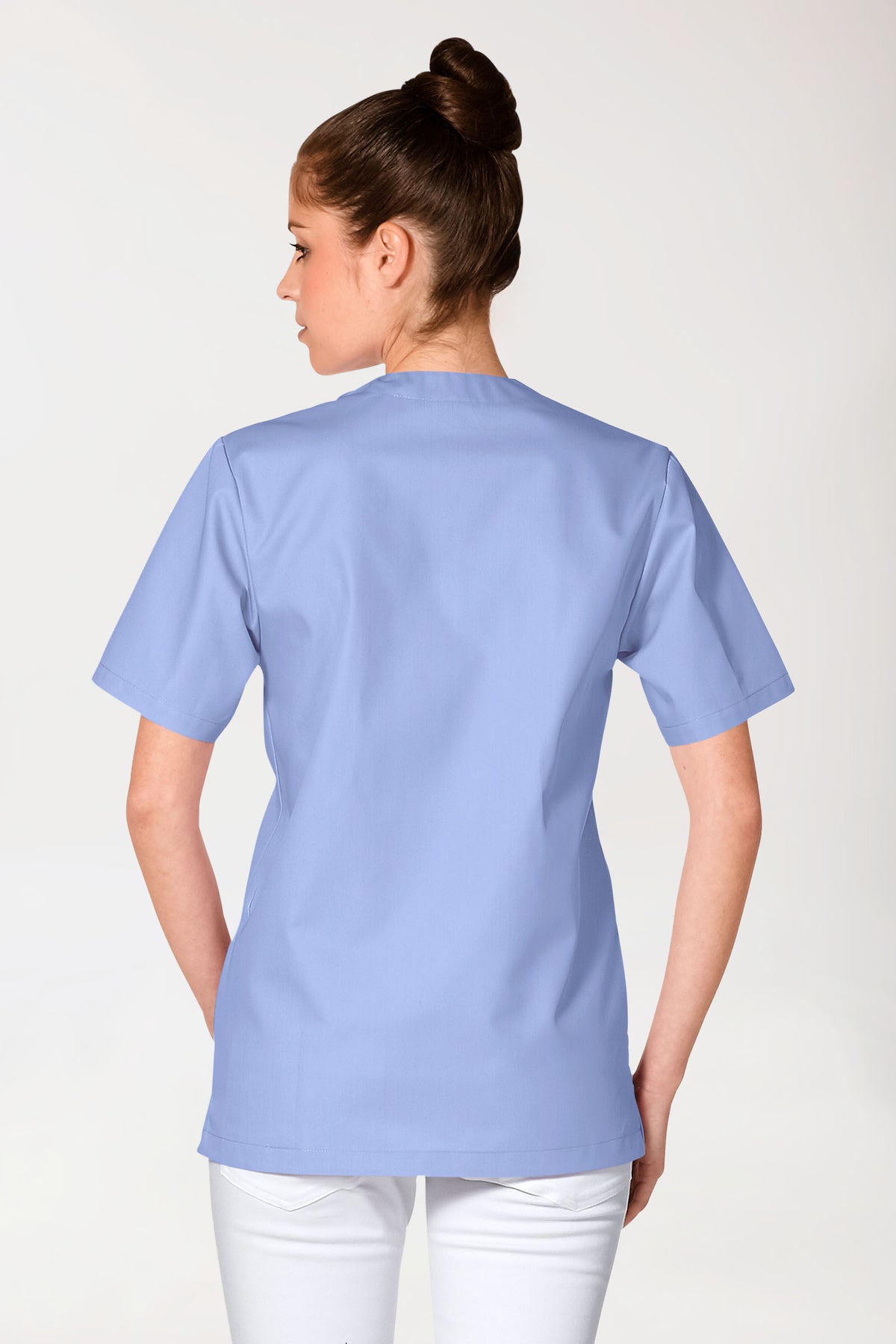 Rückansicht einer Person, die einen hellblauen JUST STRONG Schlupfkasack Unisex – V-Ausschnitt eisblau mit Brusttasche und einer weißen Hose trägt.