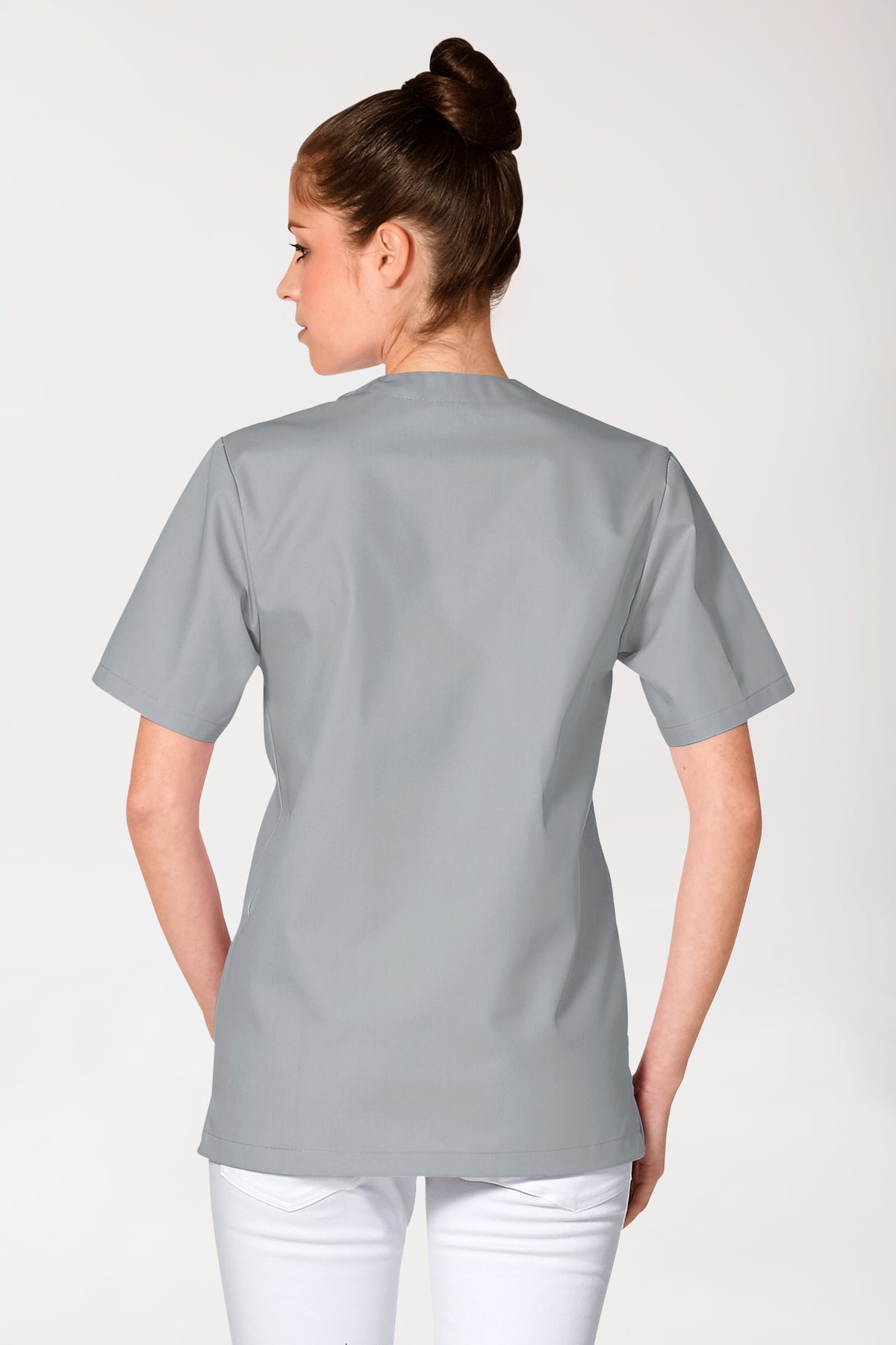 Rückansicht einer Person, die einen grauen JUST STRONG Schlupfkasack Unisex mit V-Ausschnitt und Brusttasche sowie eine weiße Hose trägt.
