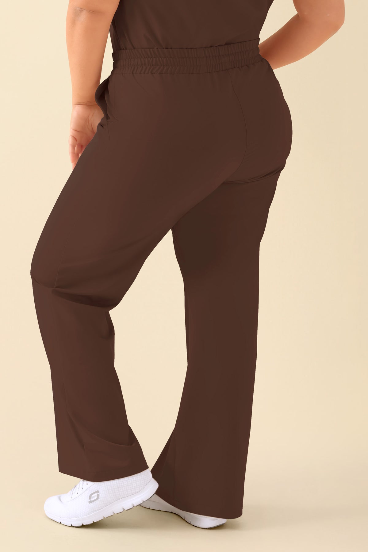 Rückansicht der KAERE Hose Damen – weites Bein, Farbe Coffee in Dunkelbraun, mit einem bequemen elastischen Bund und einer lässigen Passform mit weitem Bein., Rückansicht