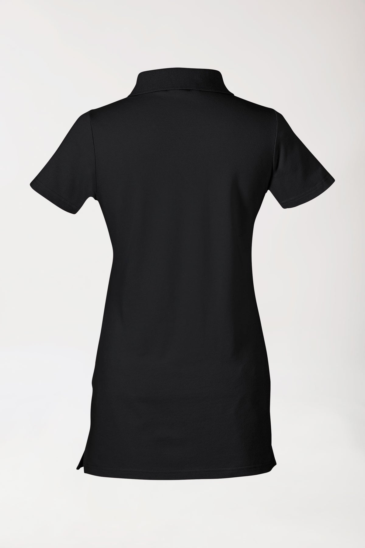 Rückansicht eines leicht taillierten schwarzen Stretch-Longshirts für Damen – Polokragen schwarz mit Kragen und Knopfleiste.
