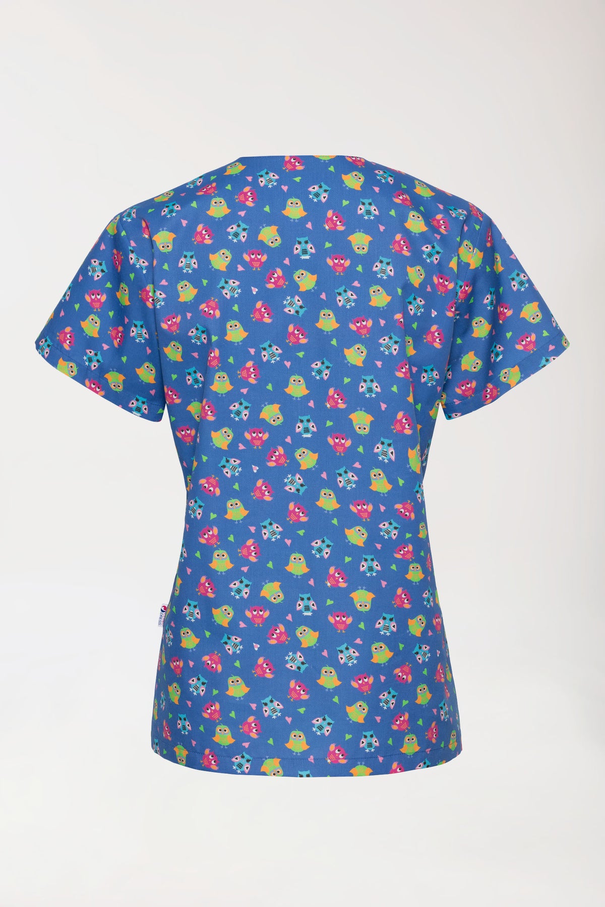 CLINIC DRESS Leichter Schlupfkasack für Damen – Allover-Print blau/bunt: kurzärmeliges, blaues OP-Oberteil mit V-Ausschnitt, Seitentaschen und einem sich wiederholenden Print aus bunten Eulen und kleinen Herzen., Rückansicht