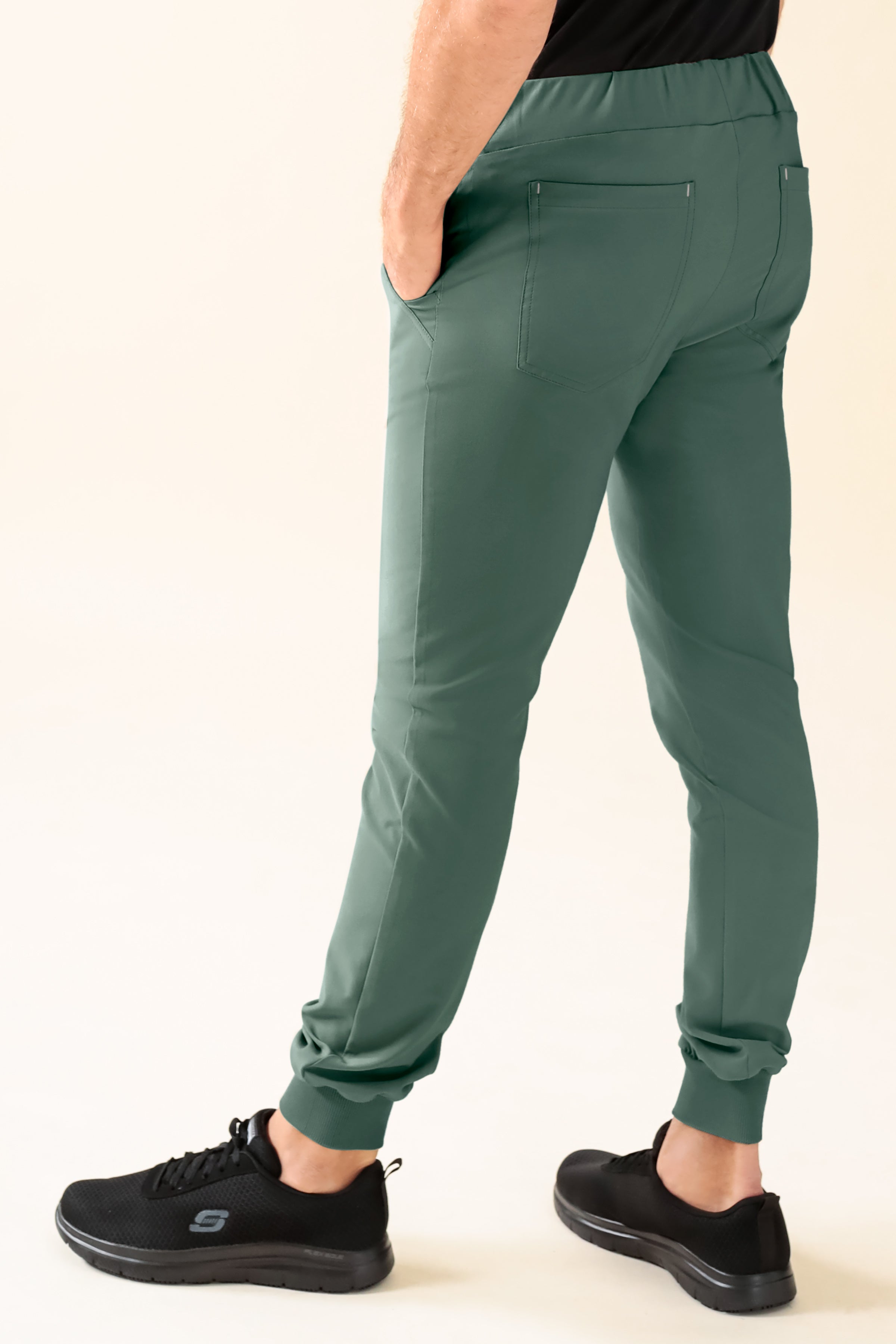 KAERE Hose Herren - Saumbündchen ohne Beintaschen dunkelgrün, Rückansicht