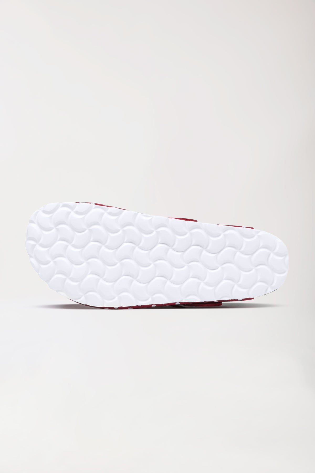 Die weiße, strukturierte EVA-Laufsohle eines Damen-Clogs in Rot/Weiß mit weißen Punkten., Rückansicht