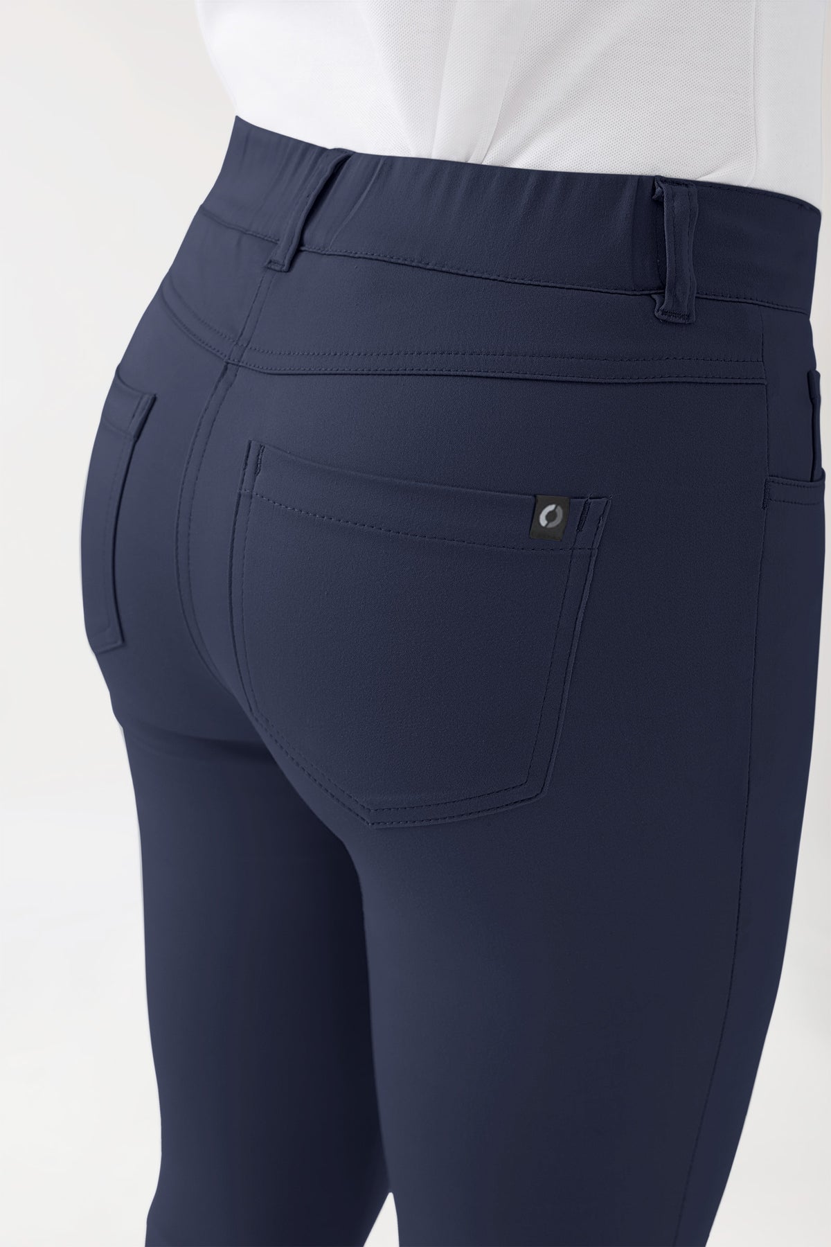 Nahaufnahme, Rückansicht der marineblauen COMFY FLEX 5-Pocket Hose Damen – eine marineblaue Hose mit schlankem Bein, Fünf-Taschen-Design, hohem Bund und schmaler Passform., Rückansicht
