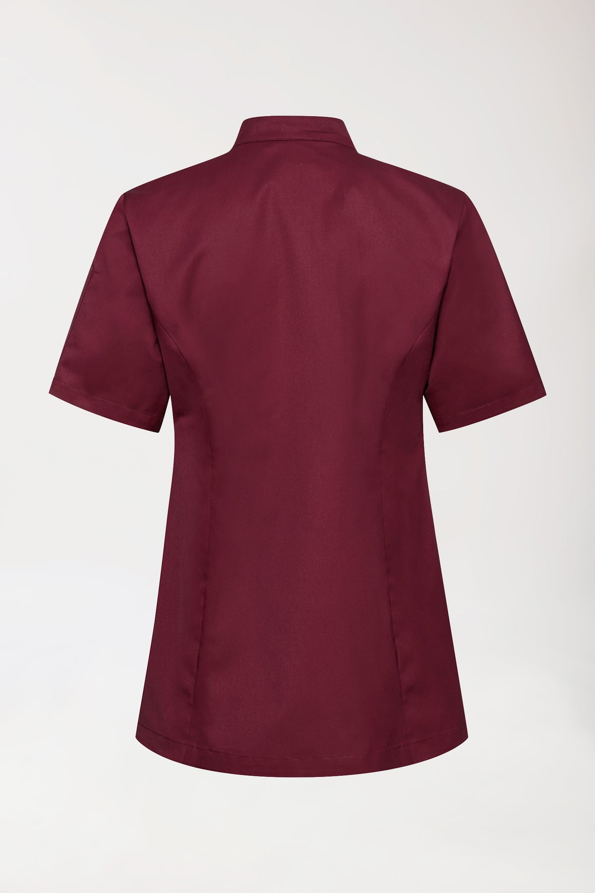 Rückansicht einer kurzärmeligen, burgunderroten Gastro Kochjacke Damen – eine Kochjacke mit 1/2-Ärmeln in Bordeaux und einer Knopfleiste., Rückansicht