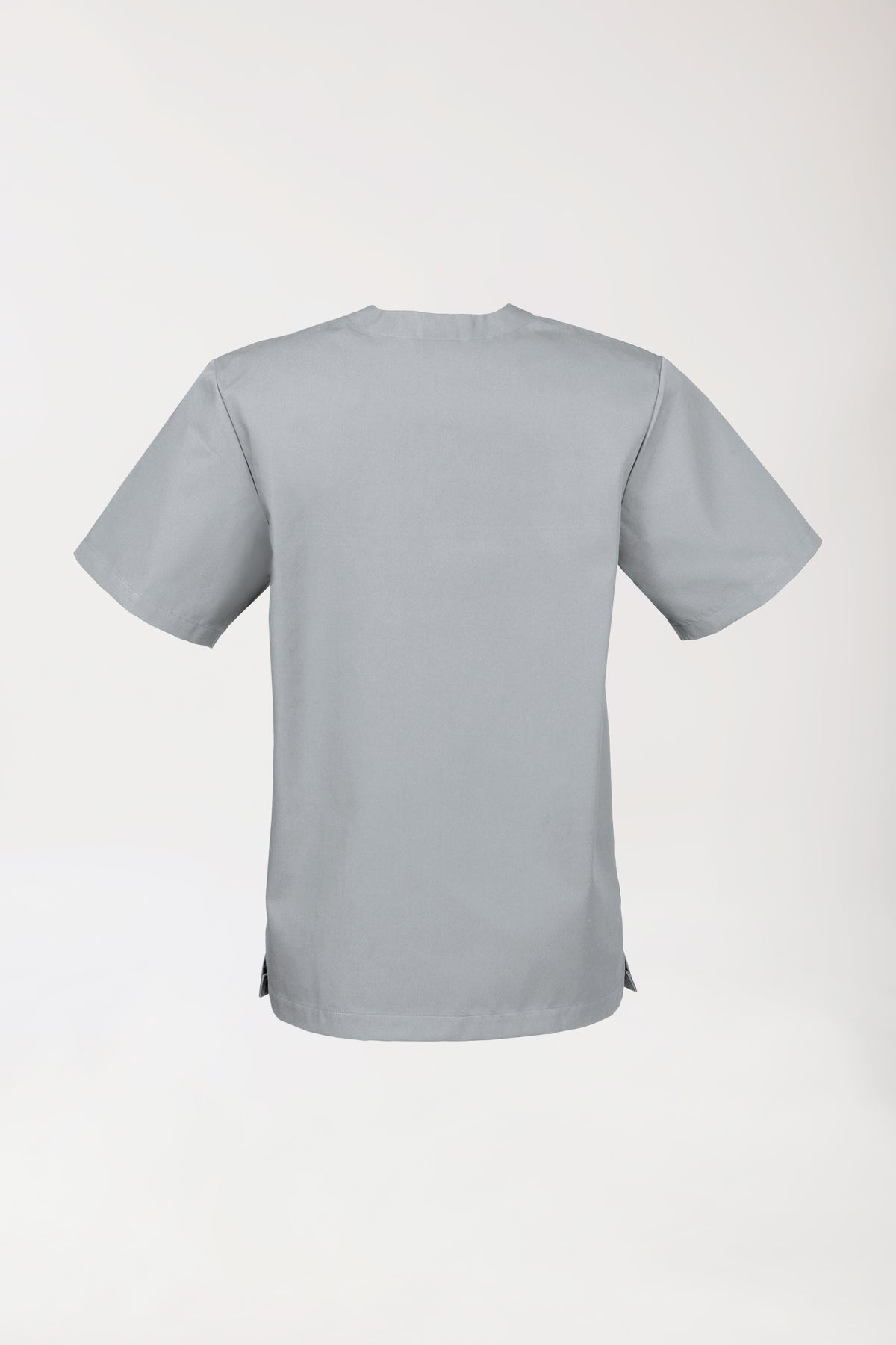 Rückansicht eines grauen JUST STRONG Schlupfkasacks Unisex – graues Scrub-Oberteil mit V-Ausschnitt, halben Ärmeln und Seitentaschen.