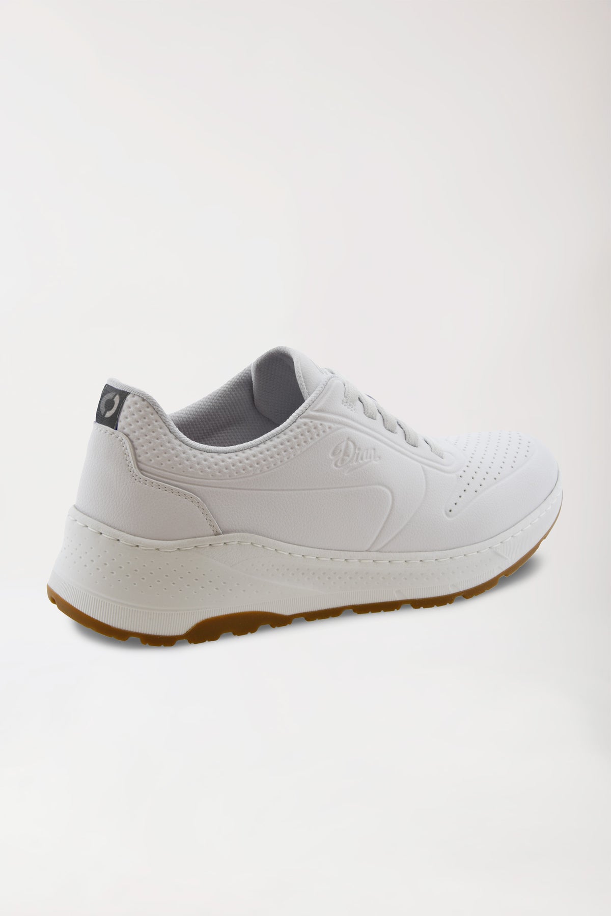 CLINIC DRESS Unisex-Sneaker Dian – weiß, ein weißer Low-Top-Sneaker mit strukturiertem Obermaterial aus Mikrofaser, elastischen Schnürsenkeln und einer braunen Gummisohle., Rückansicht