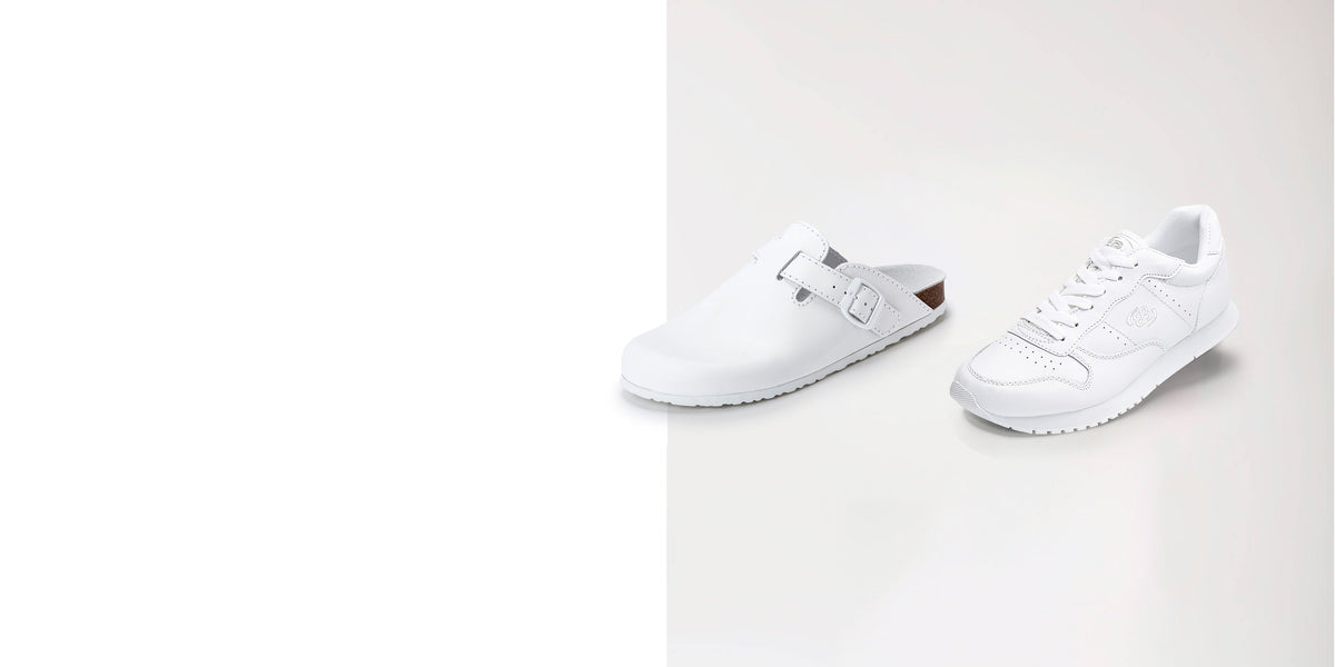 Aufnahme eines weissen Clogs und Sneaker für Herren.