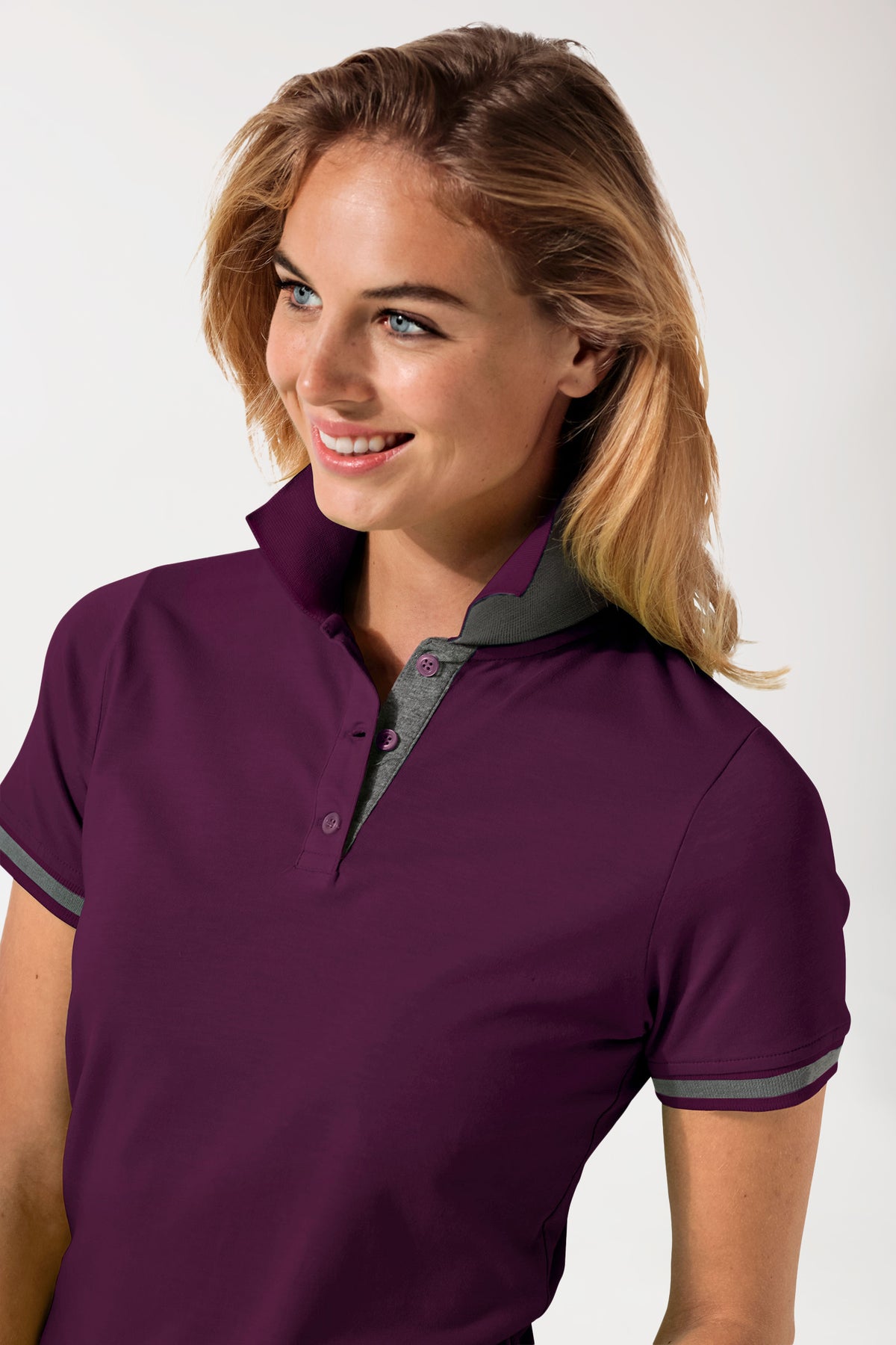 Eine Person, die ein Stretch Shirt Damen – Polokragen pflaume/dunkelgrau melange trägt, ein tailliertes, kurzärmeliges Poloshirt in Lila mit kontrastierendem grauen Kragen und Ärmelbündchen.