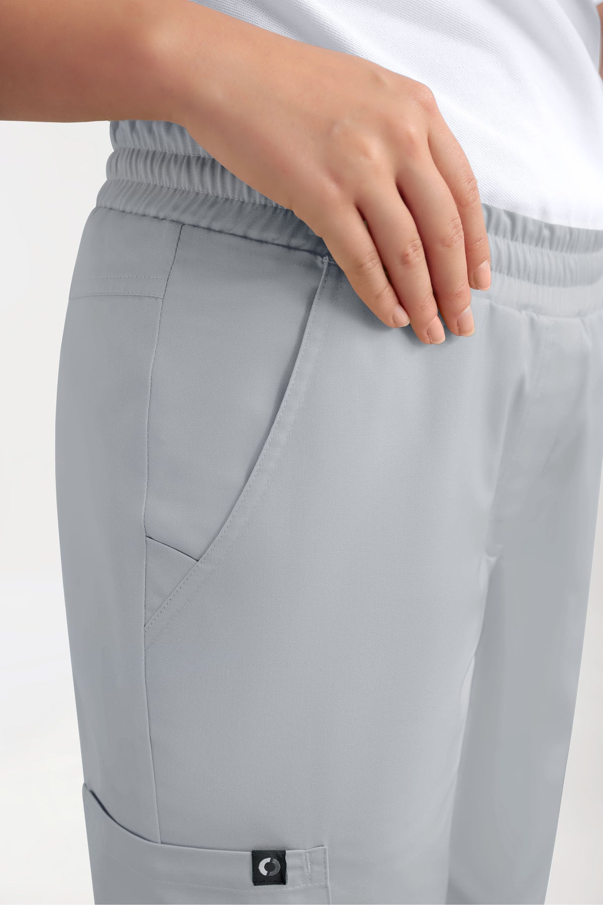 CLINIC DRESS GREEN Stretch-Hose für Damen – Jogginghose im Perlgrau-Look mit bequemem Rundum-Gummibund und praktischer Beintasche.