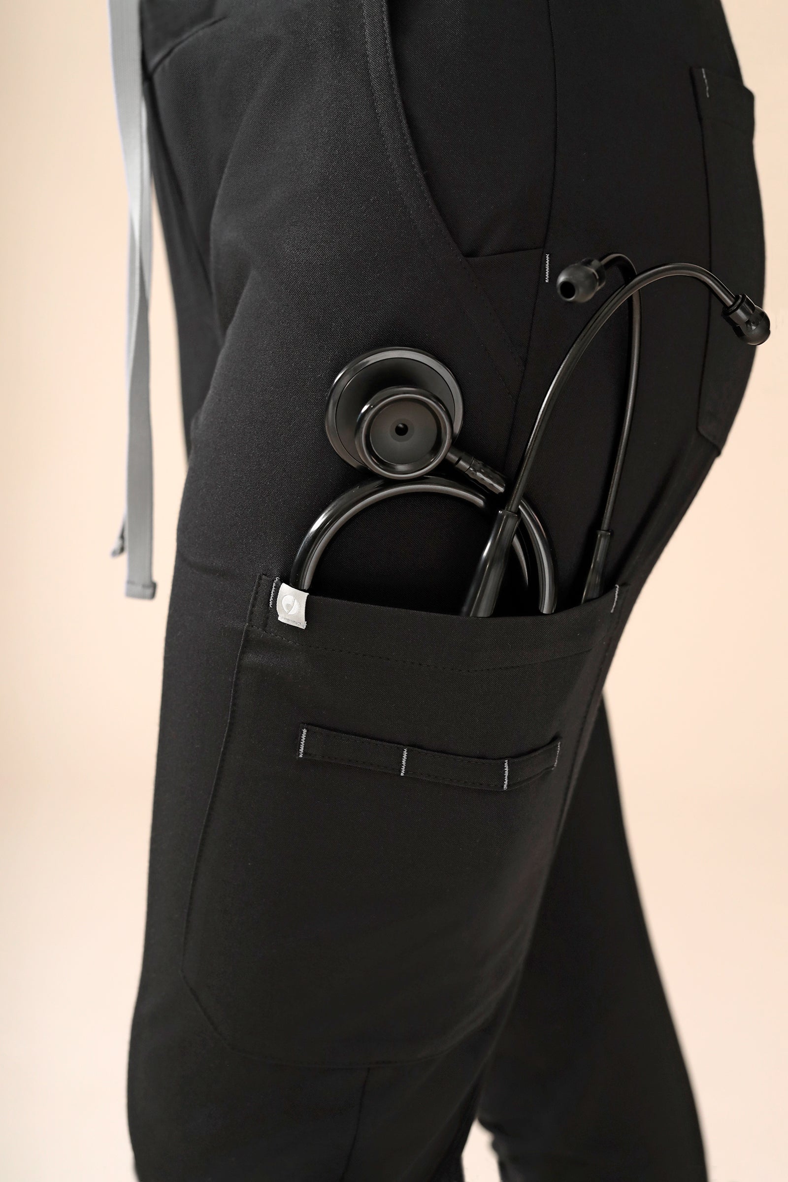 KAERE Hose Damen - Saumbündchen Kurzgr. mit Beintaschen schwarz