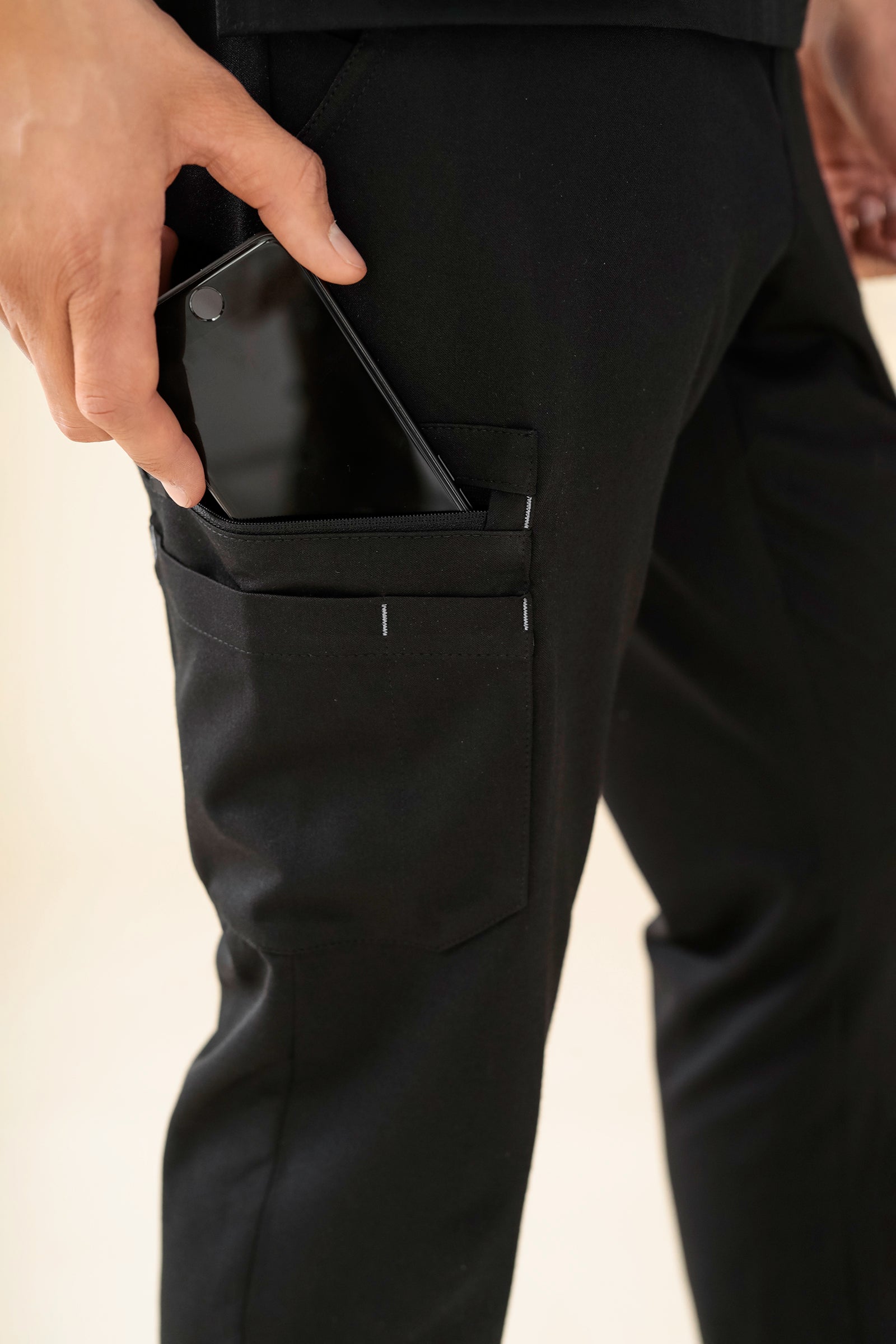KAERE Hose Herren - Saumbündchen mit Beintaschen schwarz