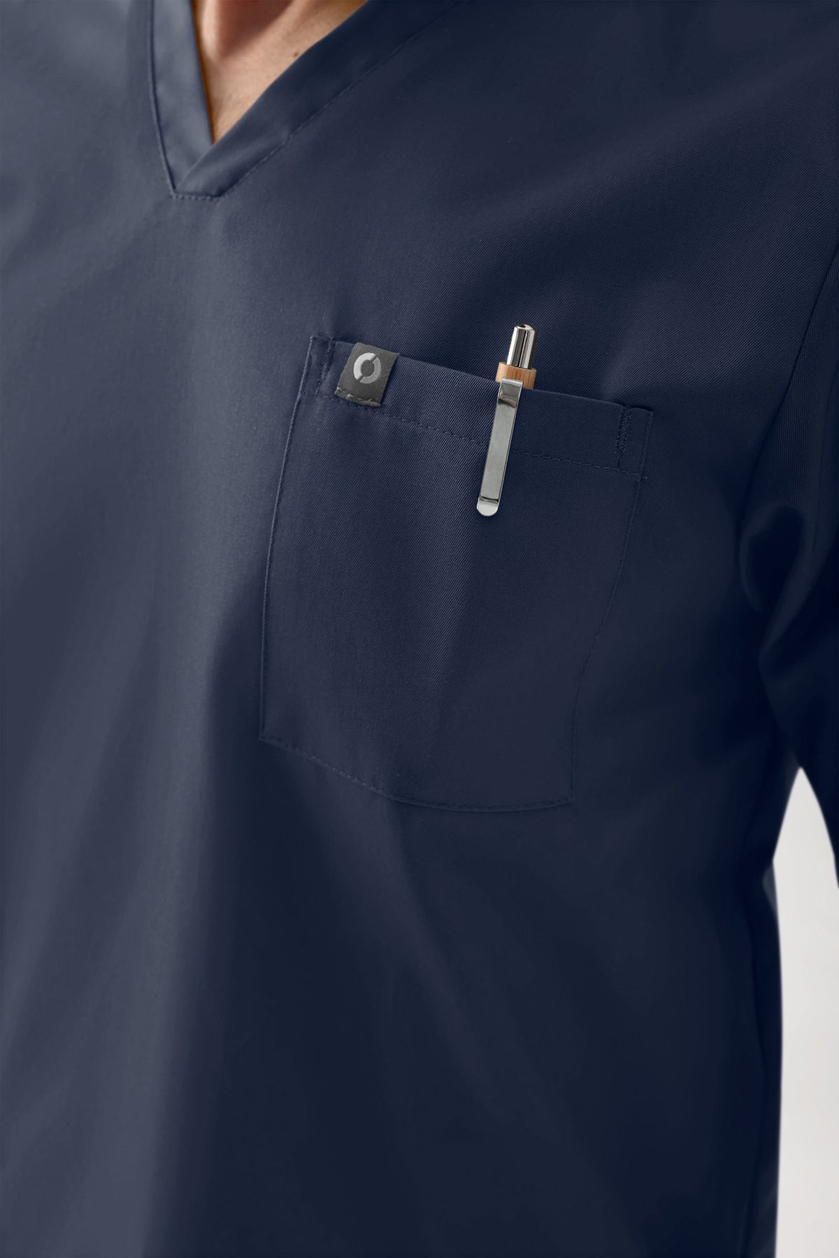 Navy CLINIC DRESS GREEN Stretch-Schlupfkasack für Herren – Marineblaues OP-Oberteil mit V-Ausschnitt, Brusttasche mit Stifthalter und zusätzlichen Seitentaschen.