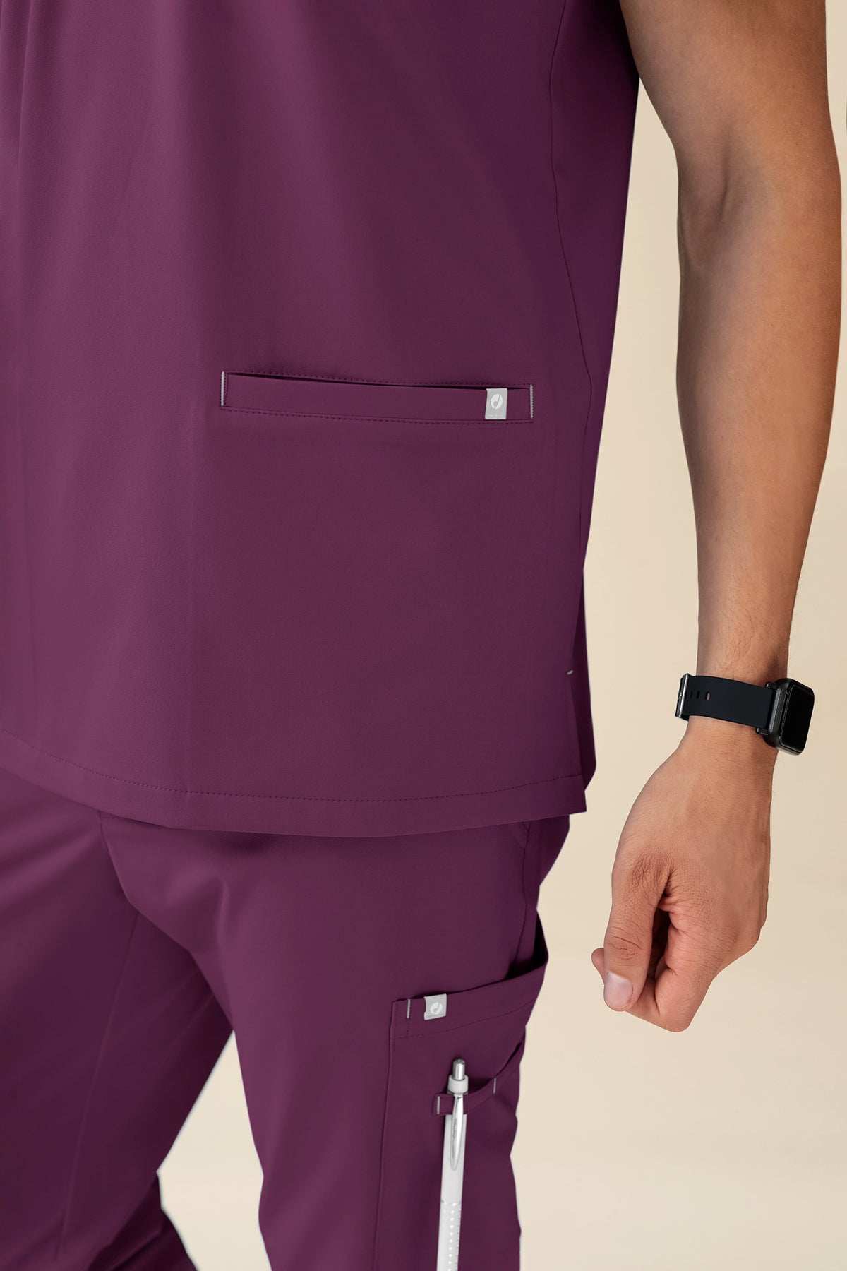 CLINIC DRESS KAERE Herren-Schlupfjacke – Scrub-Oberteil mit V-Ausschnitt in der Farbe Pflaume und Brusttasche sowie dazu passende Hose mit Seitentasche, mit antibakteriellen Eigenschaften gemäß EN ISO 20743.