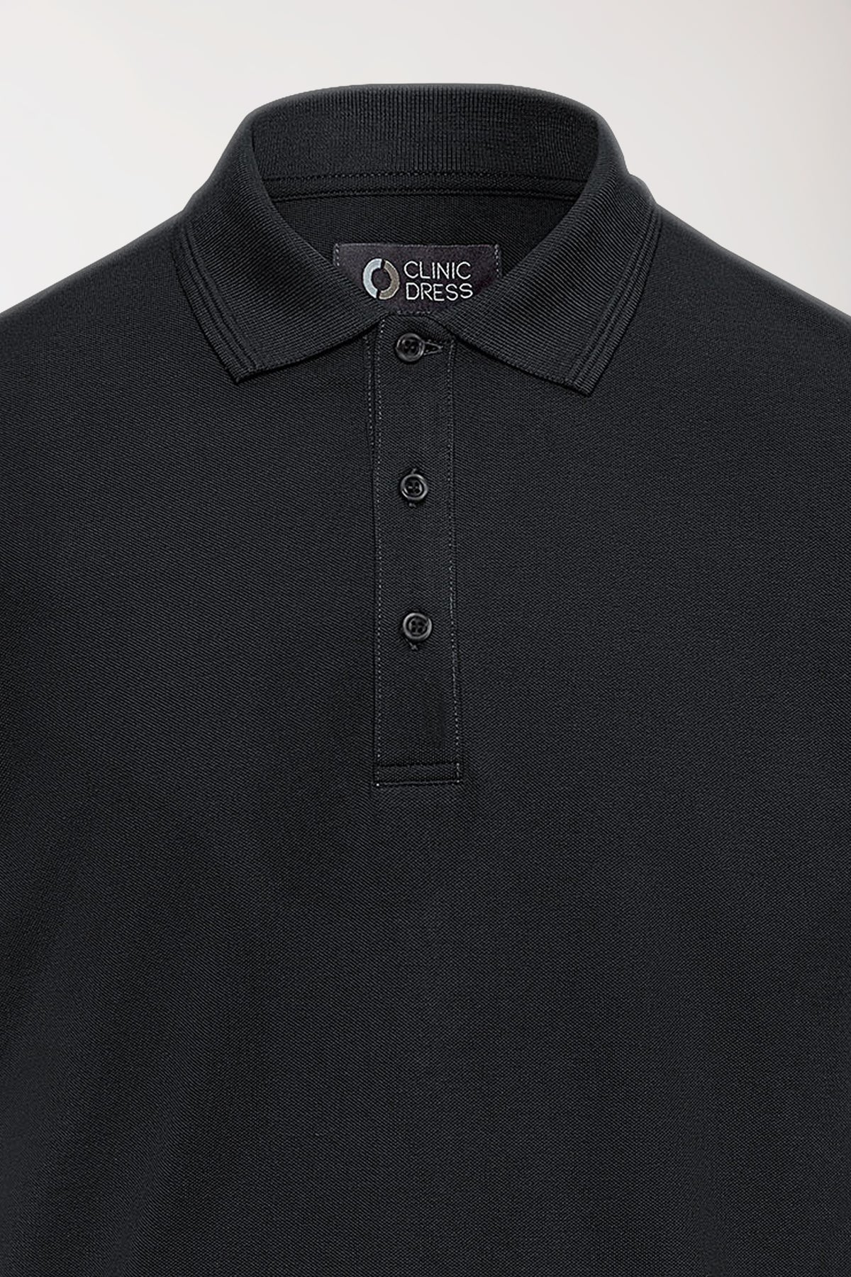 Schwarzes COMFY FLEX Stretch-Shirt für Herren – schwarzer Polokragen mit geripptem Kragen und einer Knopfleiste mit drei Knöpfen.
