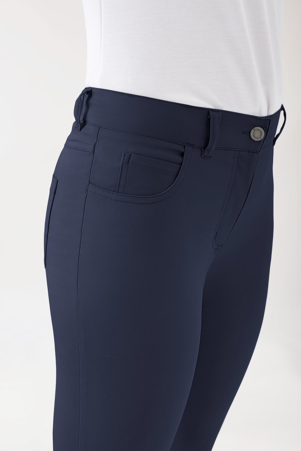 Seitenansicht der marineblauen COMFY FLEX 5-Pocket Hose Damen – eine Hose mit hohem Bund, Knopfverschluss, Gürtelschlaufen und schmalem Bein.