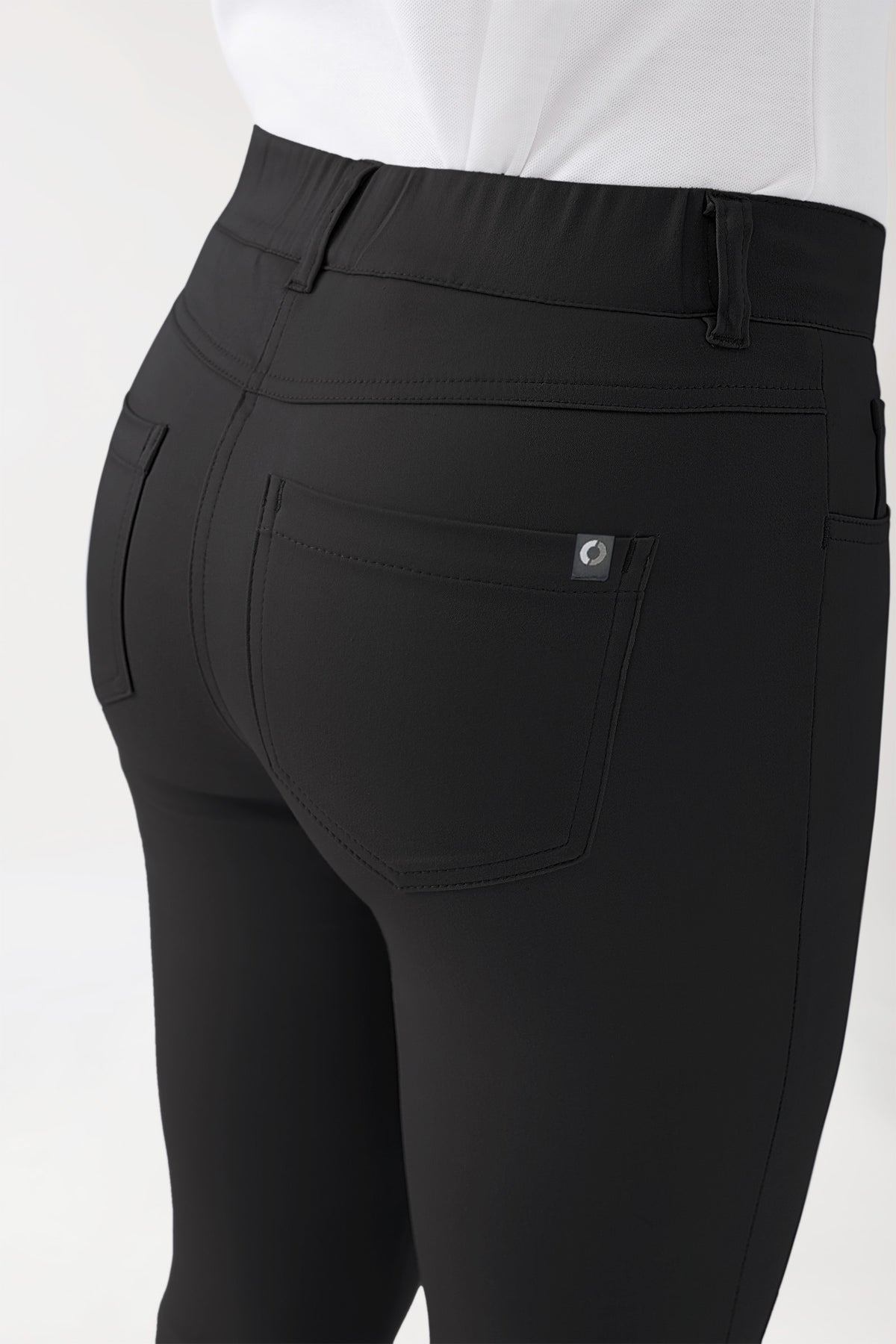 Nahaufnahme der CLINIC DRESS COMFY FLEX 5-Pocket Hose Damen – schlankes Bein, schwarz, mit hoher Taille, zwei Gesäßtaschen und Gürtelschlaufen.